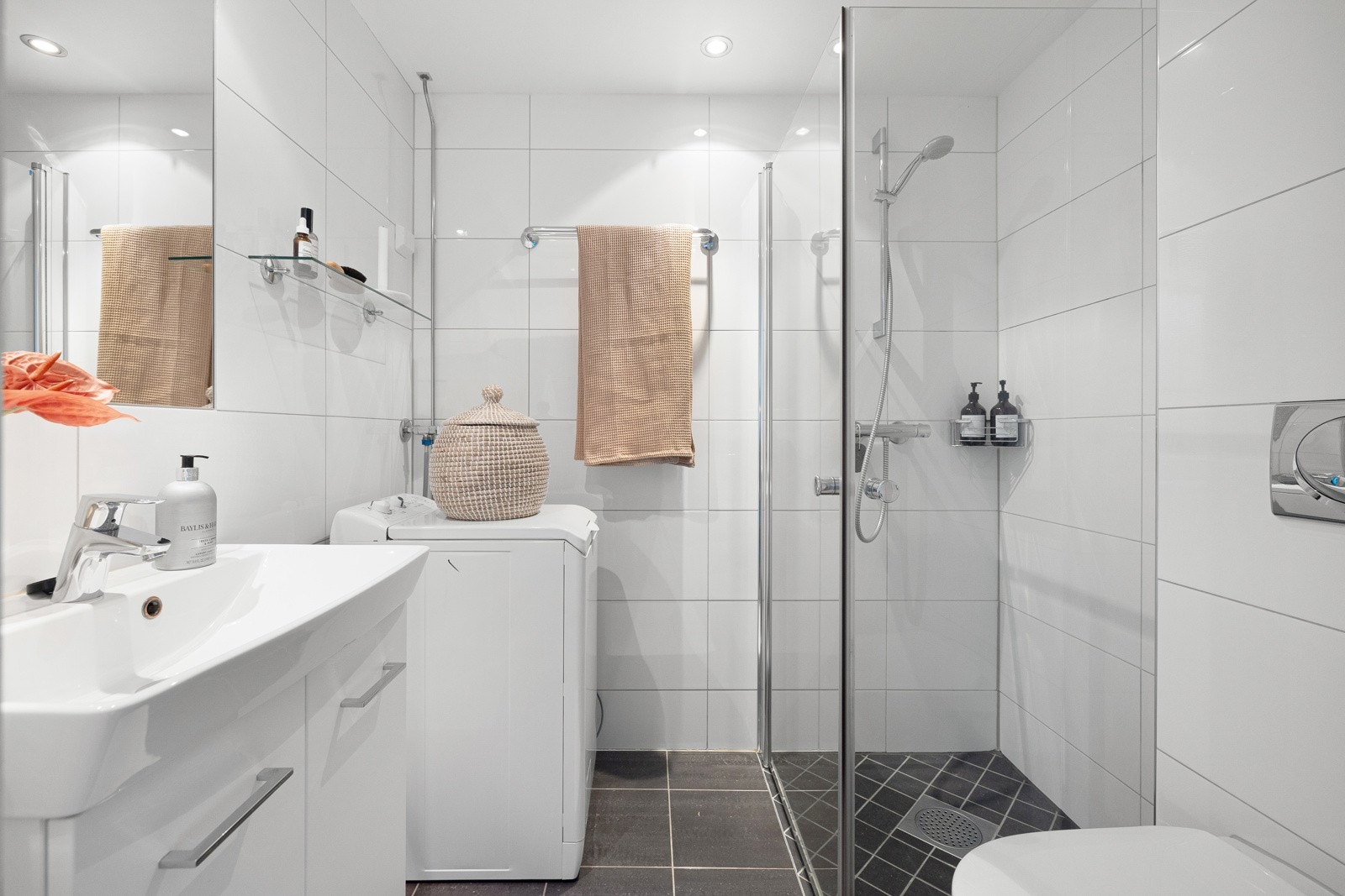 Badet er romslig og flislagt, med behagelig gulvvarme. Galleribilde