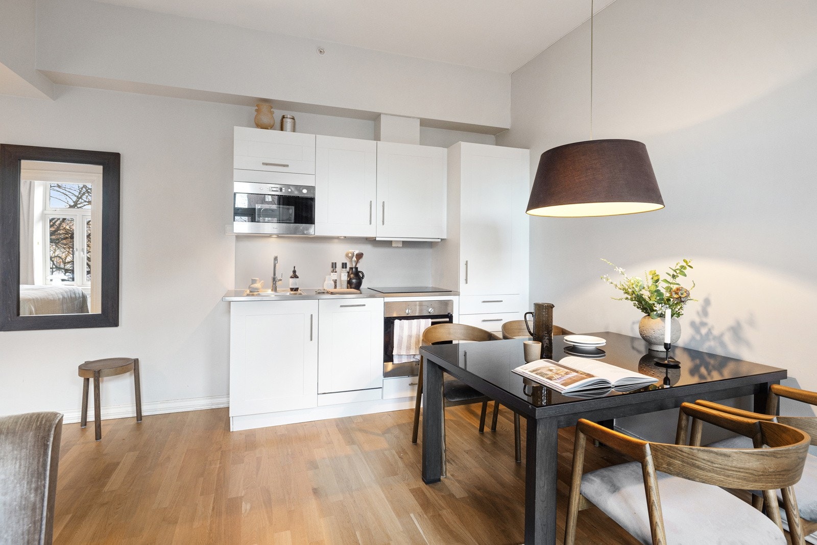 Den sjenerøse takhøyden på omtrent 3 meter bidrar til en sjarmerende og luftig atmosfære. Galleribilde