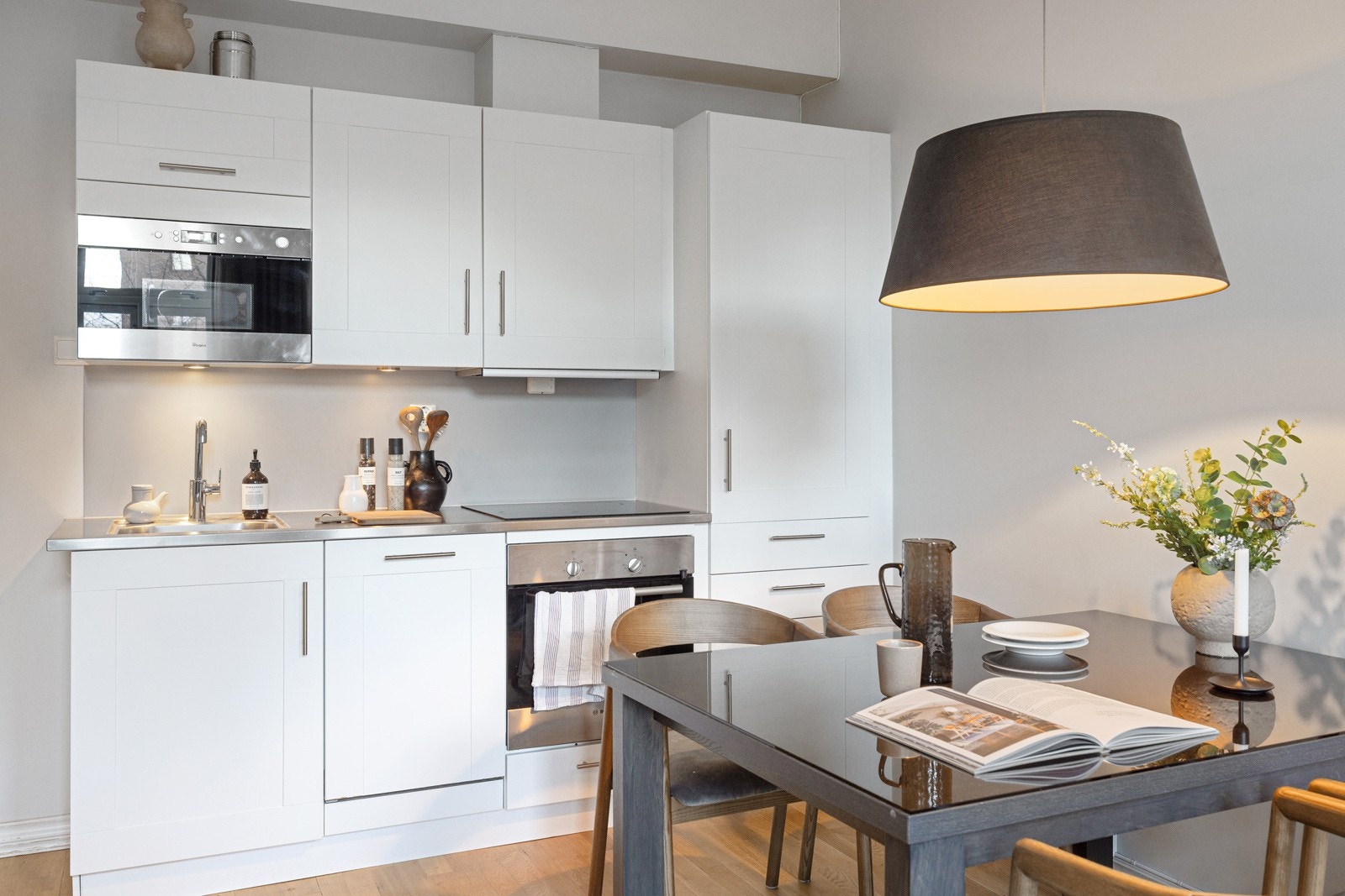 Kjøkkenet har 1-speils profilerte og en 28 mm tykk, grålaminert benkeplate. Galleribilde