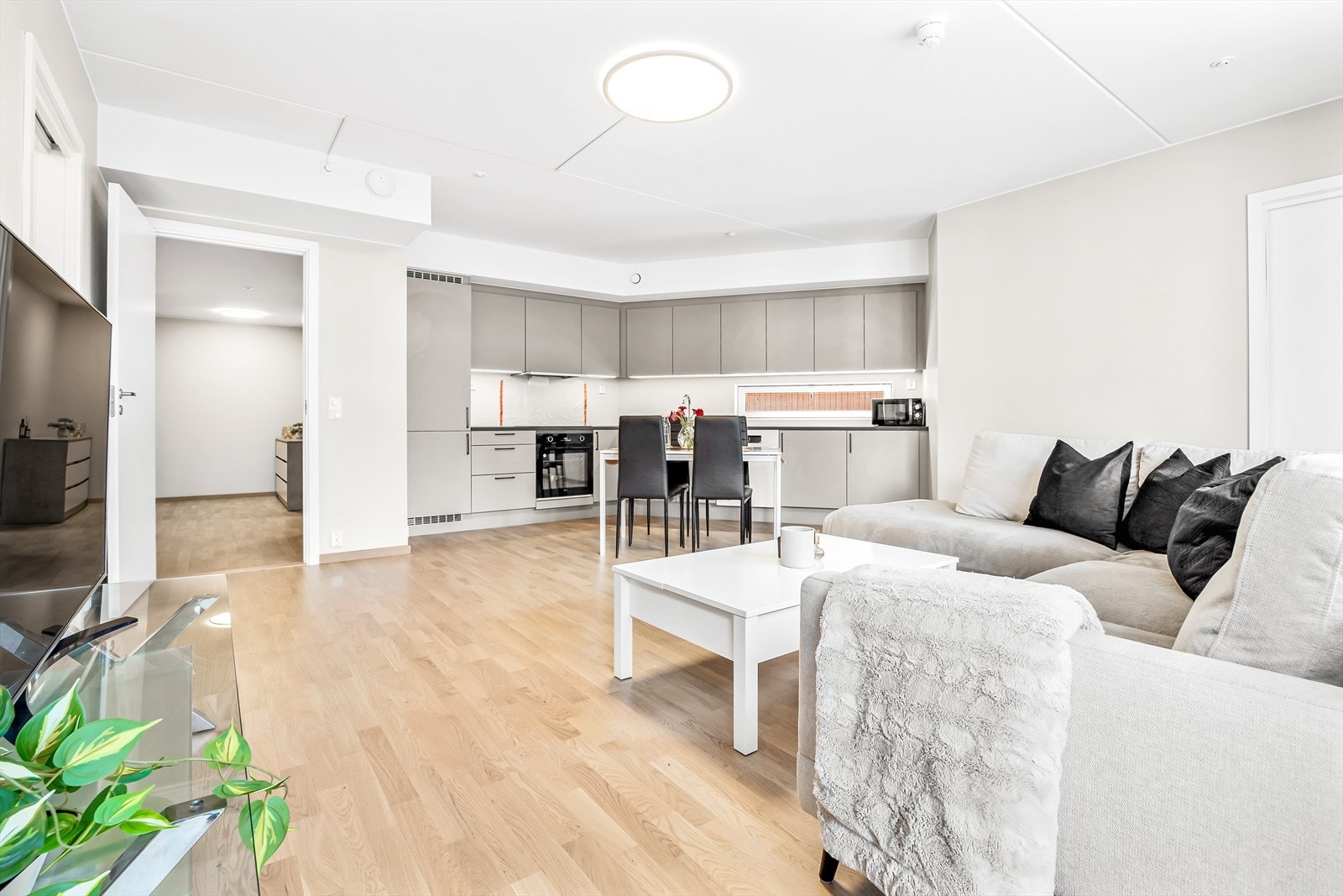 Åpen kjøkken/stue-løsning med adkomst til både éntre, hovedsoverom og soverom 2. Galleribilde