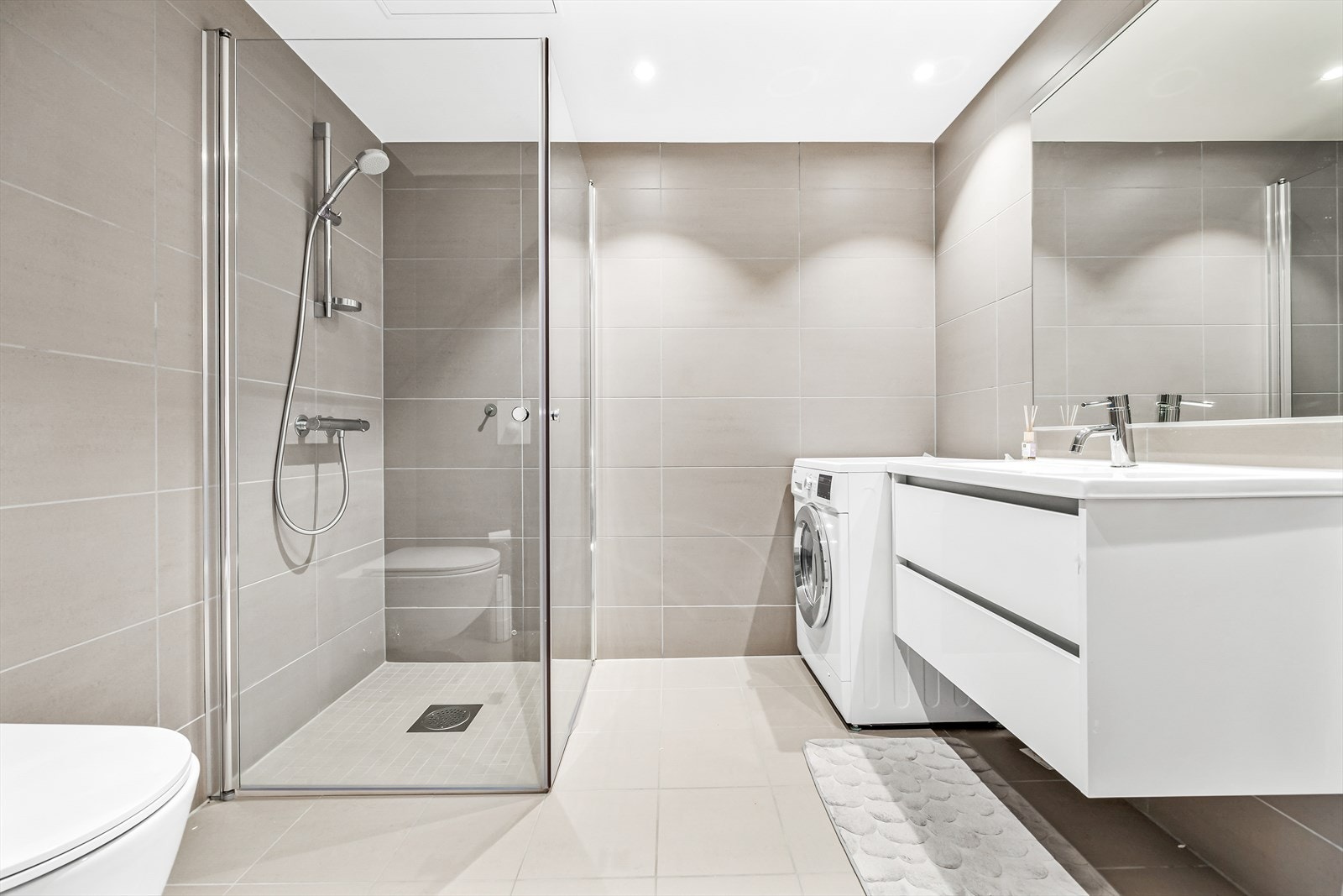 Dusj og opplegg for vaskemaskin. Galleribilde