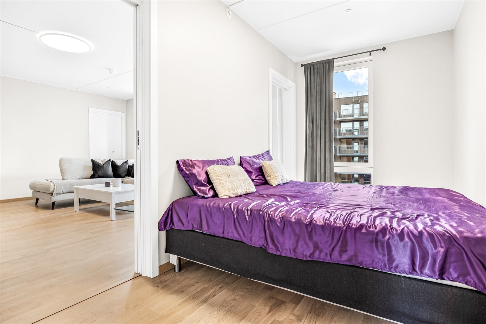 Stort vindu som slipper inn mye naturlig lys. Galleribilde