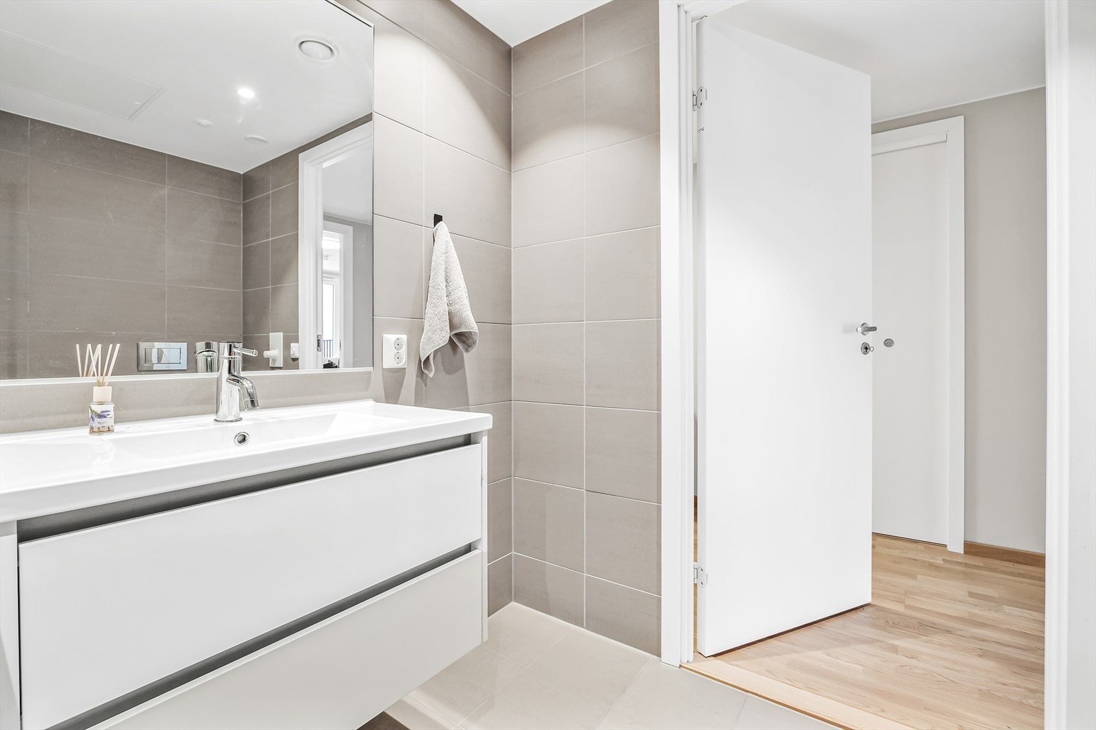 Stilrent bad med mye oppbevaringsplass. Galleribilde