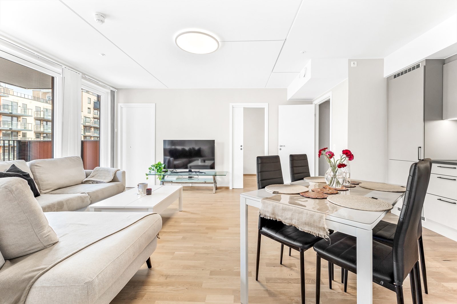 De store vinduene og balkongdøren sørger for mye lysinnslipp. Galleribilde