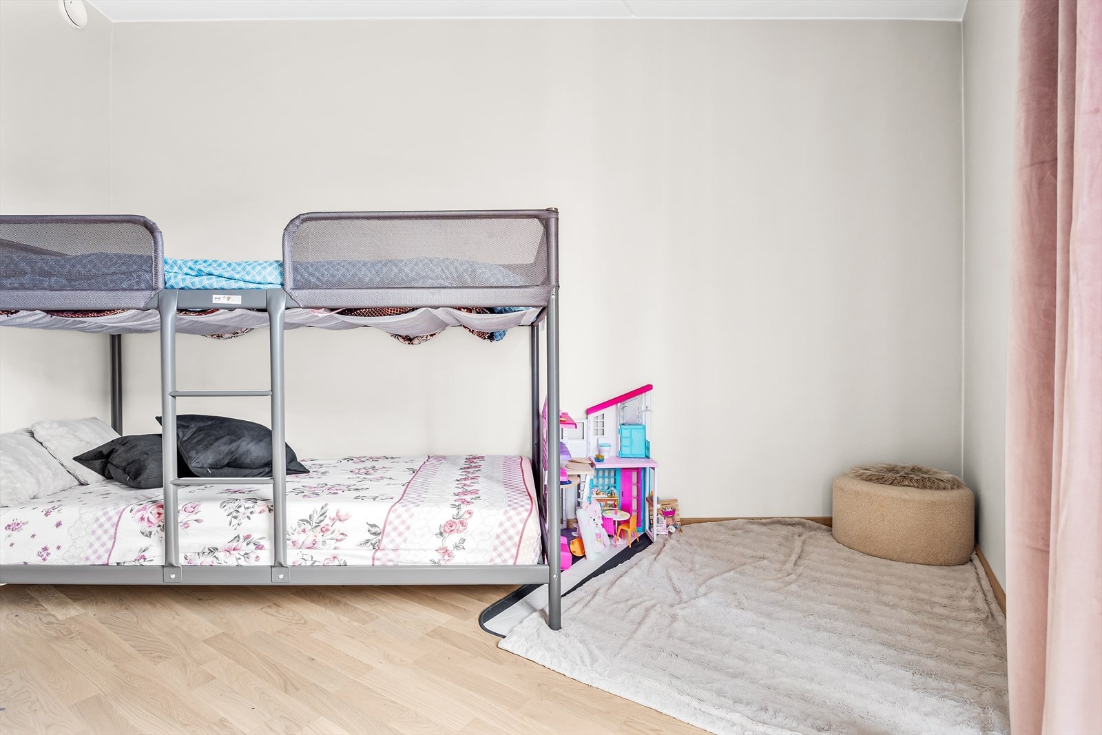 Soverom 2 benyttes i dag som barnerom, men kan fint benyttes til kontor. Galleribilde