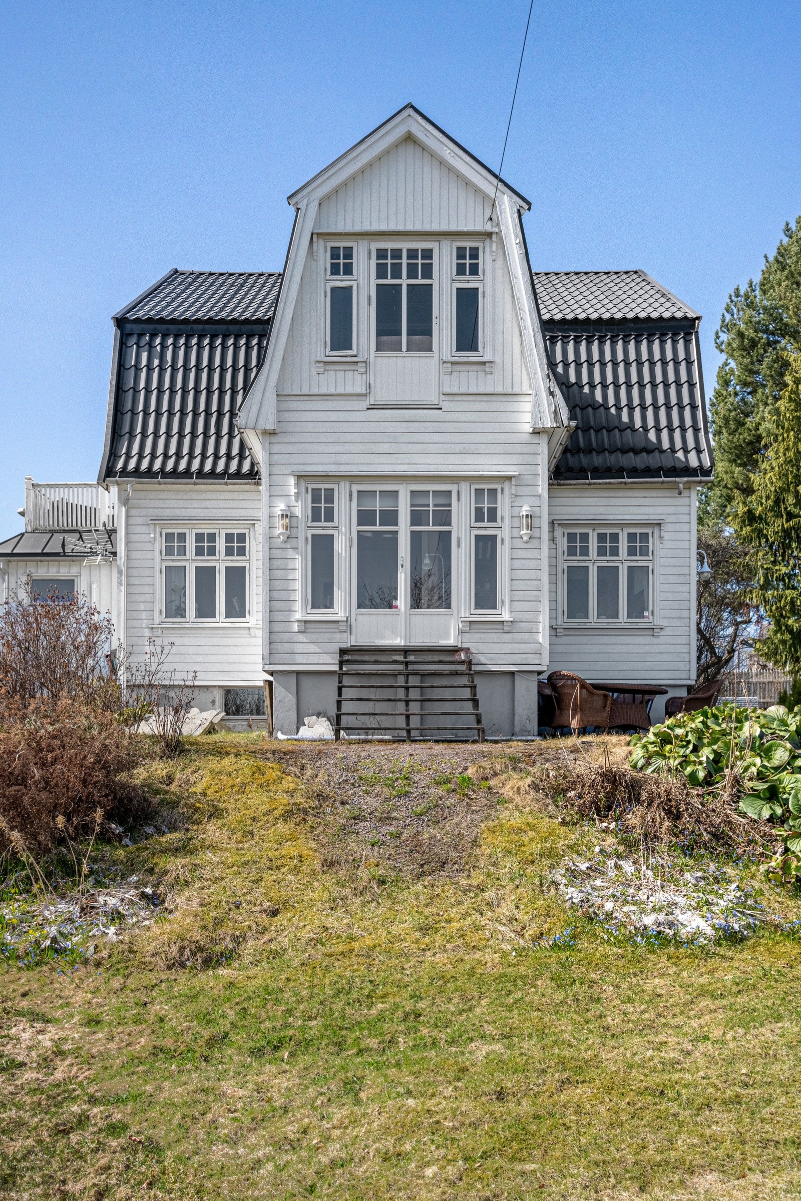 Eiet tomt på 1 512 kvm som er flat/skrånende og opparbeidet med plen, beplantning, uteplasser og støttemur. Steinlagt gårdsplass. Galleribilde