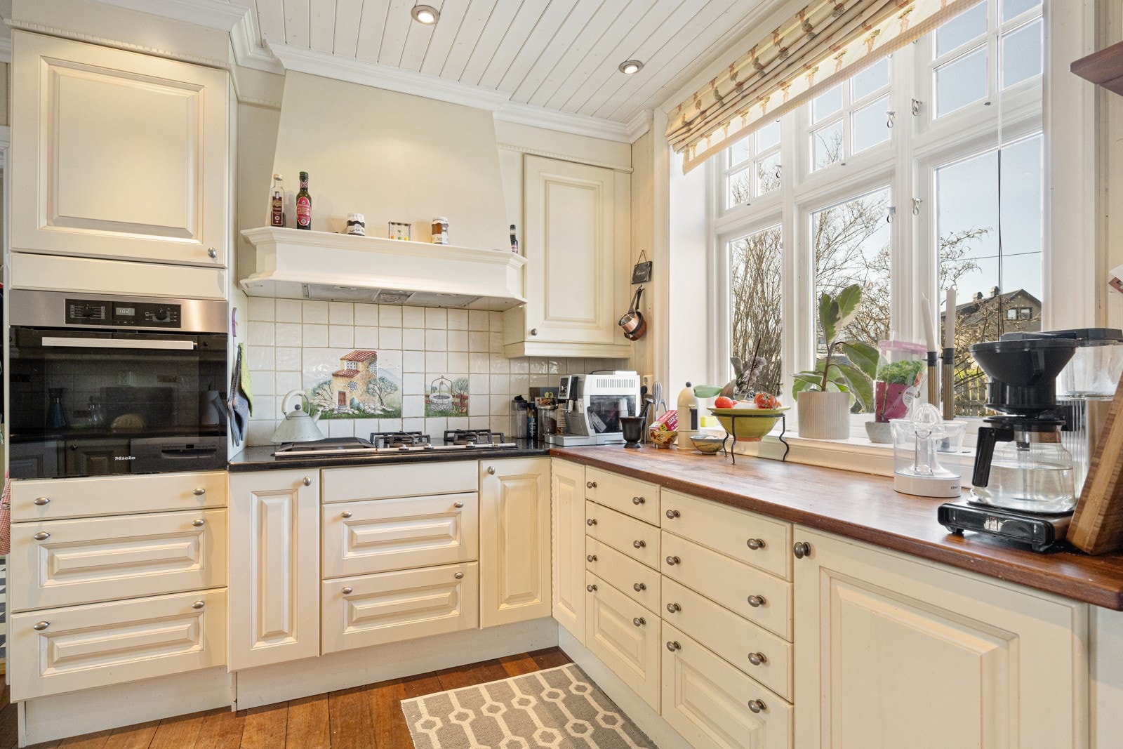 Kjøkkenet er innredet med fasiliteter som integrert stekeovn, kjøleskap og en gassdrevet koketopp med grill. Galleribilde