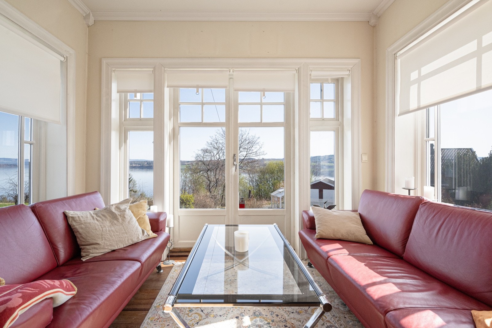 Første etasje byr på to staselige stuer. Galleribilde