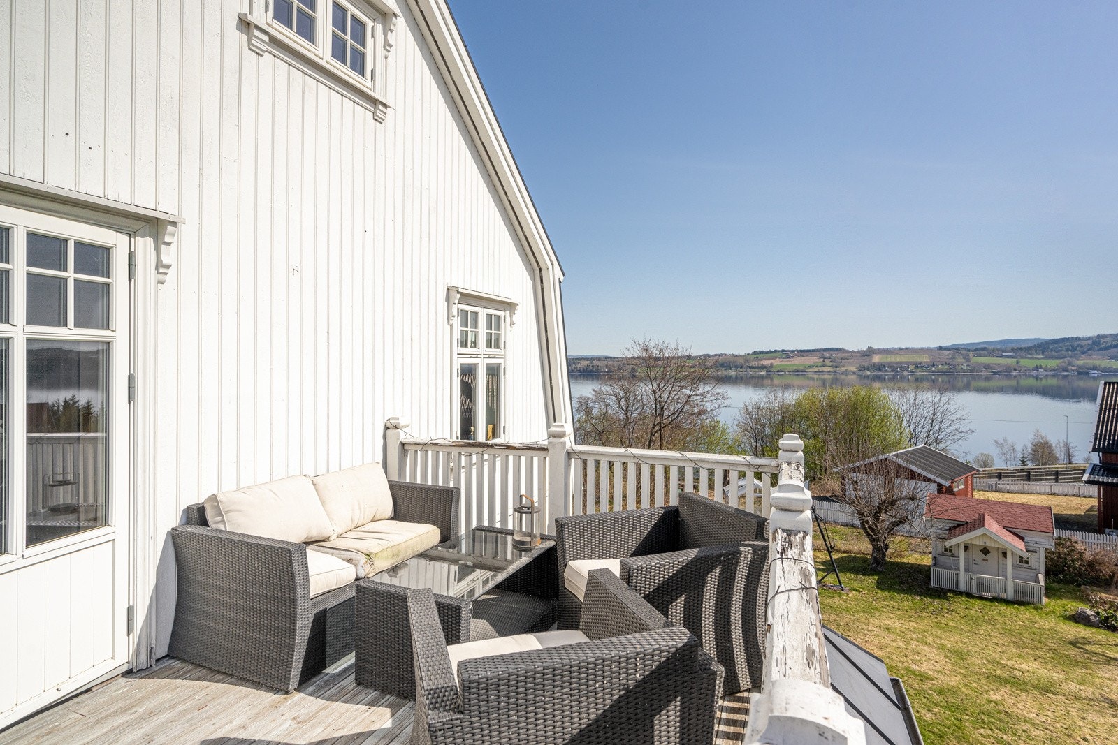 Fra gang i 2.etasje er det utgang til usjenert takterrasse med flott utsikt mot Mjøsa. Galleribilde