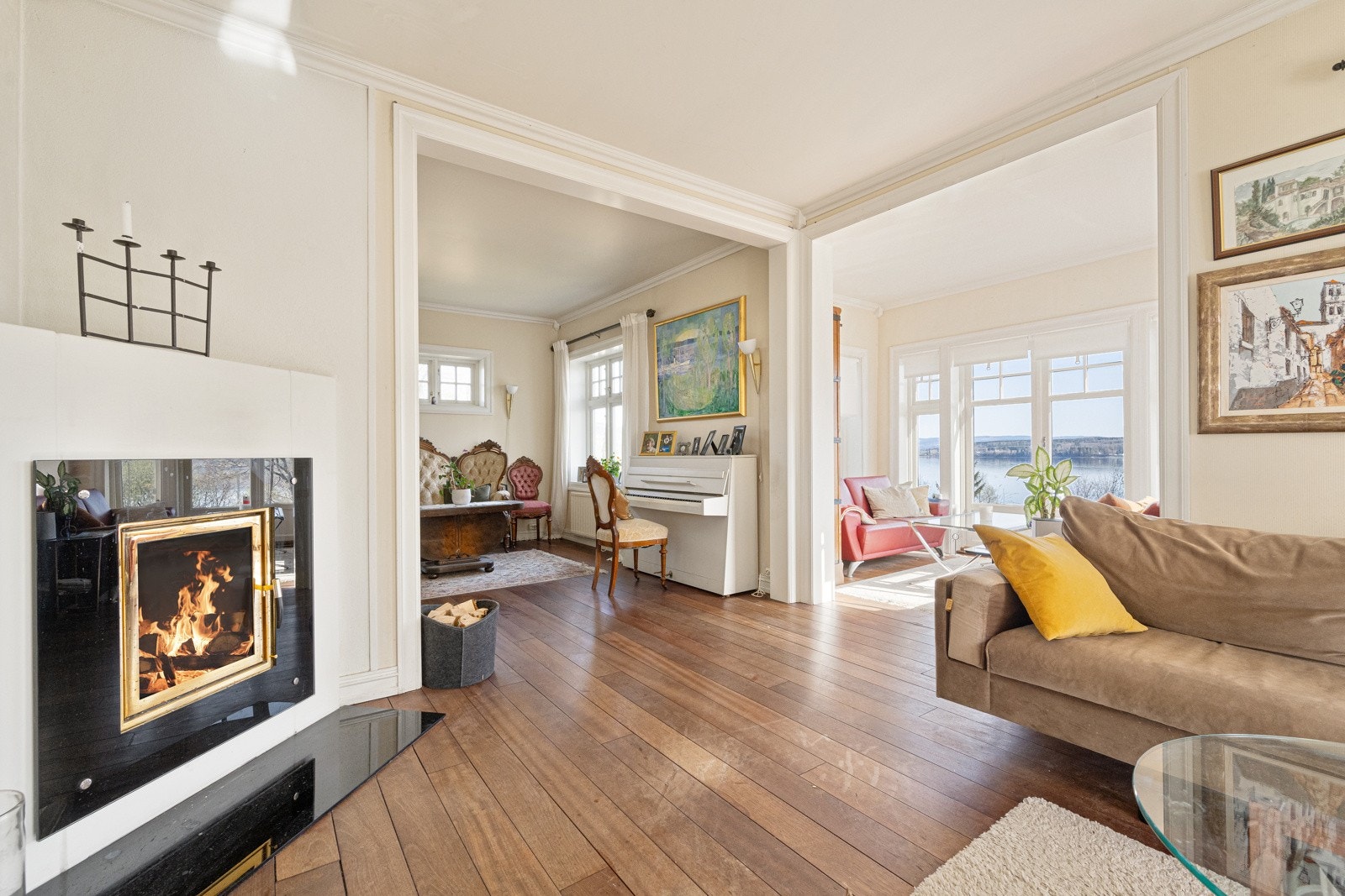 Boligen varmes opp med panelovner, en luft-til-luft varmepumpe og vedfyring. for en behagelig atmosfære året rundt. Galleribilde