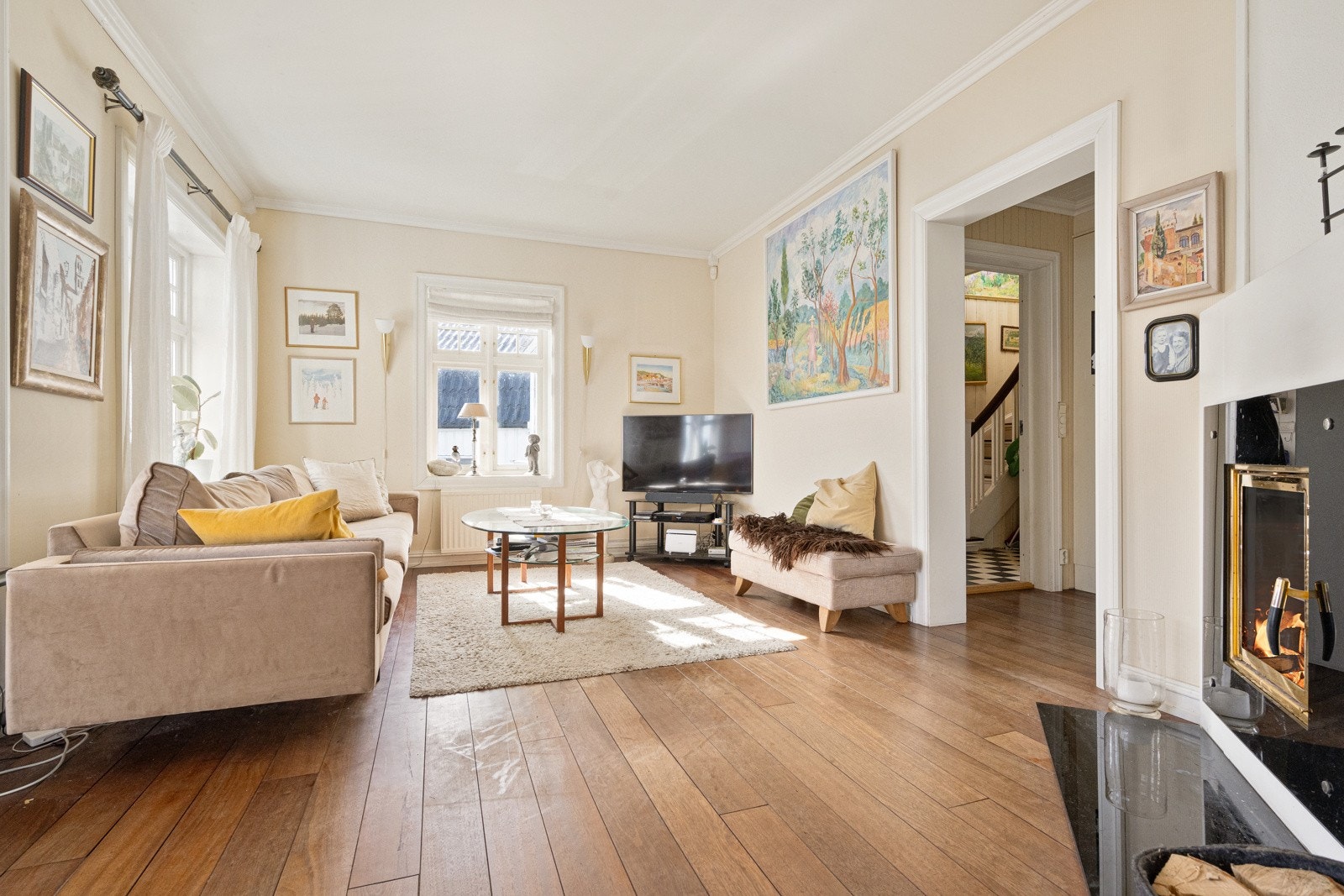 Den romslige plassen innbyr både til sosiale sammenkomster, samtidig som det er rom for å sette seg ned i fred og ro. Galleribilde