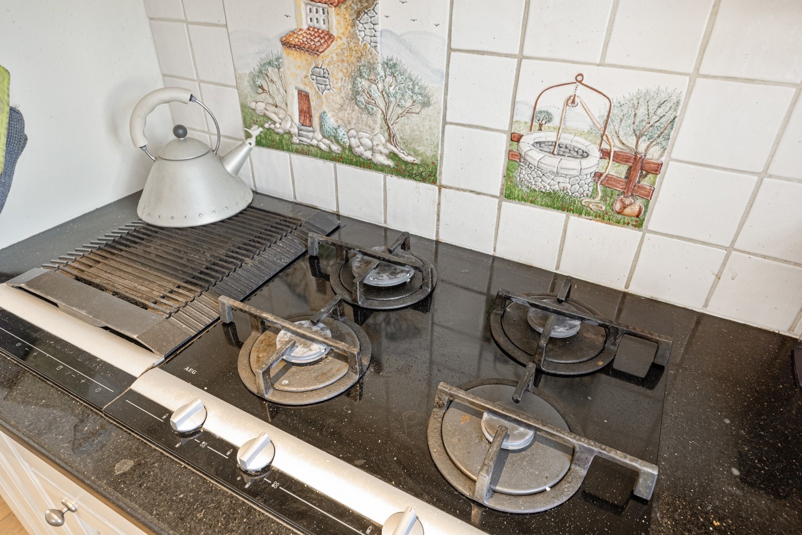 Koketoppen er innrammet av en eksklusive granittbenkeplate. Galleribilde