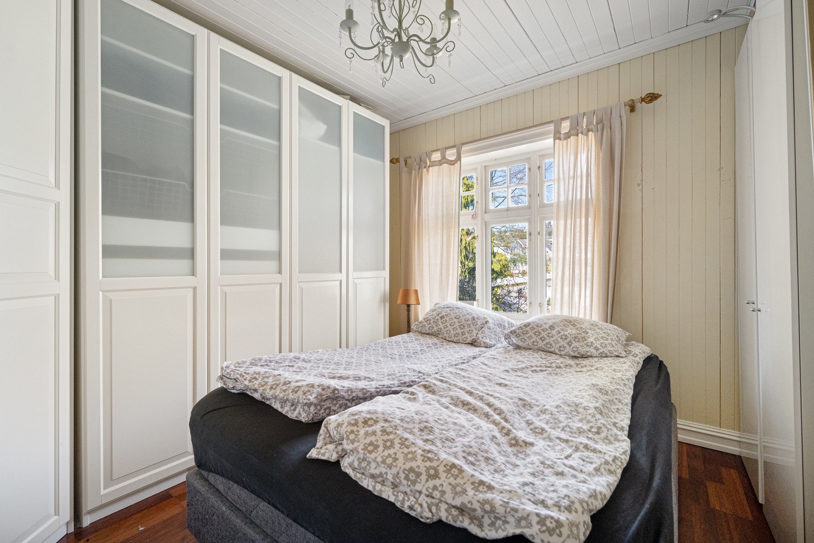 2.etasje rommer i tillegg fire romslige soverom . Galleribilde