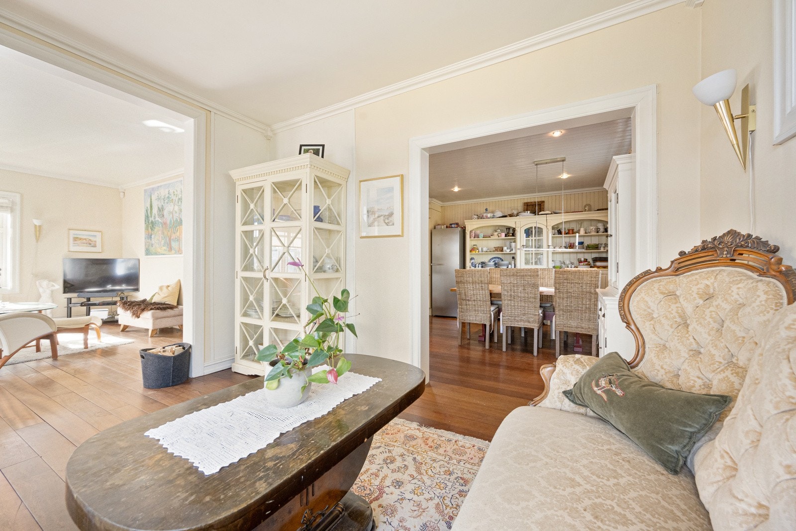 Eiendommen er beliggende i et etterspurt, sentralt og fredelig område. Galleribilde