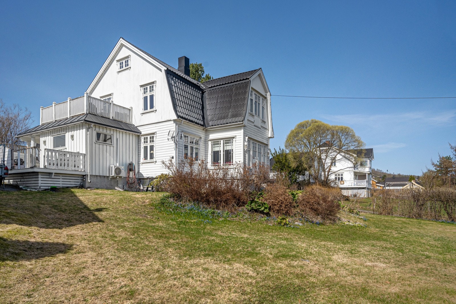 Dette sjarmerende bostedet ligger idyllisk til ved byens utkant, kun en kort spasertur fra hjertet av Gjøvik med alle dens fasiliteter. Galleribilde