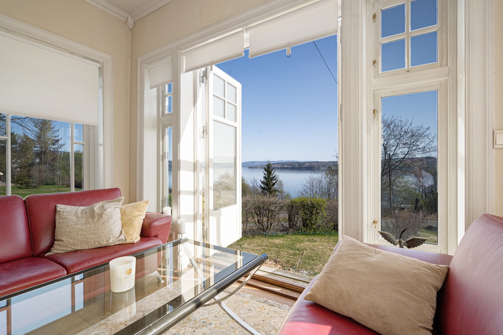 Gjennom de dobble terrassedørene har du direkte adkomst til hagen. Galleribilde