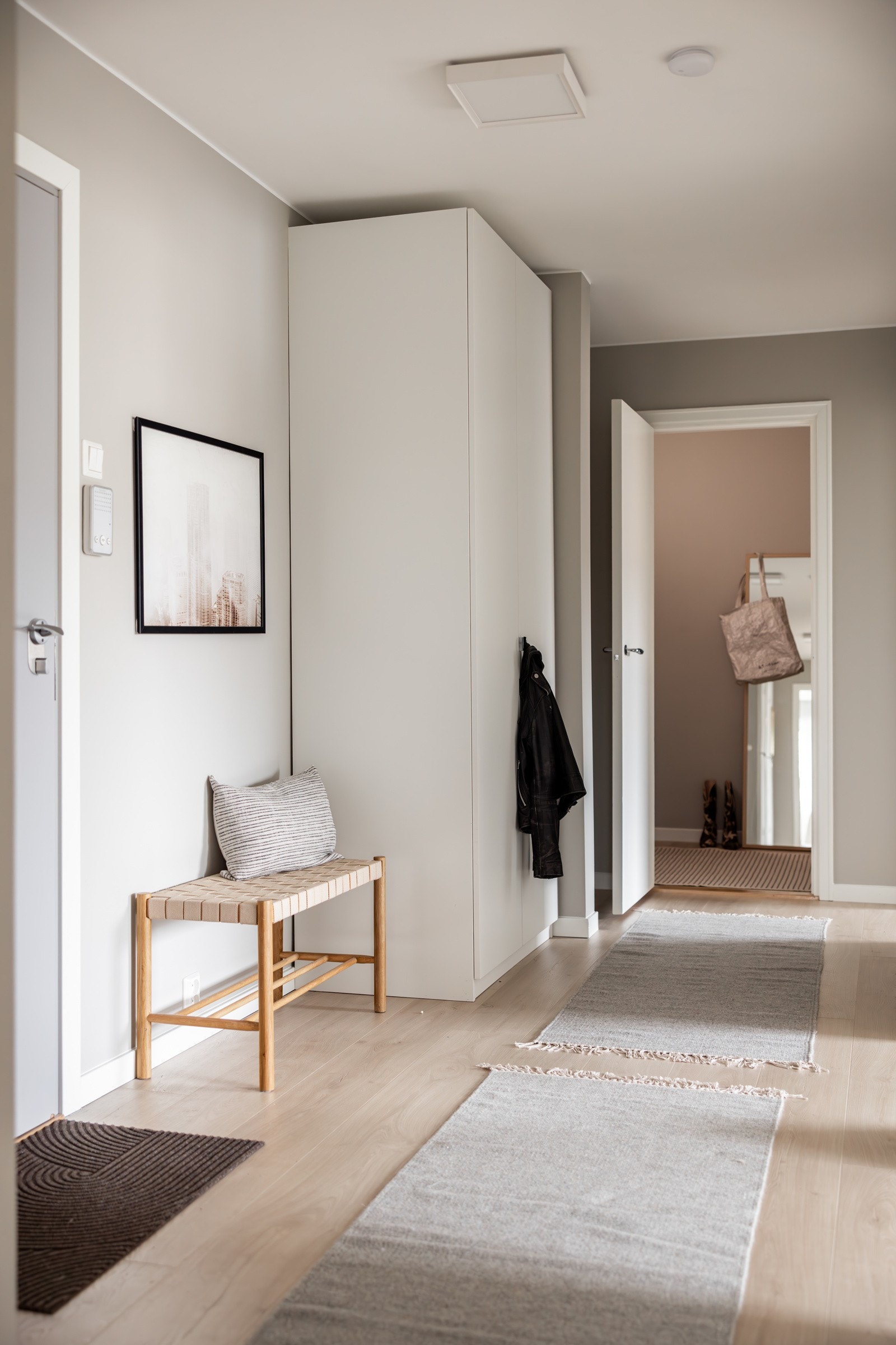 Entréen har god og moderne standard med pen enstavs laminat på gulv, glatte overflater malt i en tidløs farge og skjult elektrisk anlegg. Galleribilde