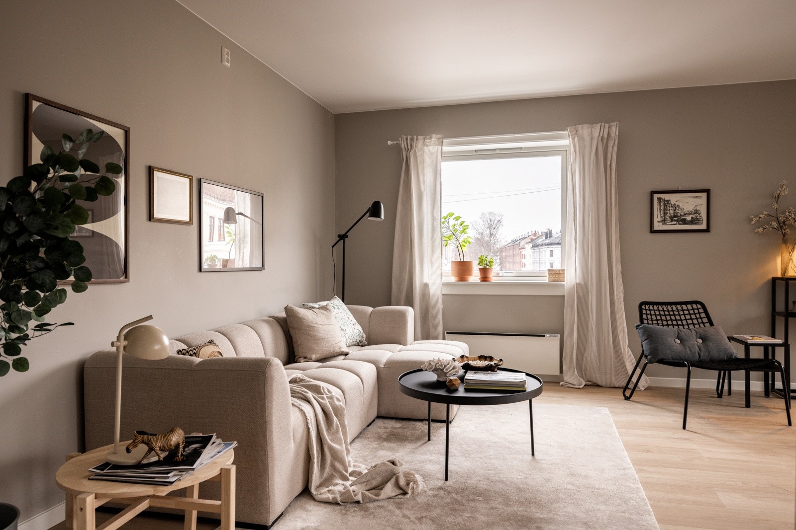 Stuen er romslig med god plass til stor sofagruppe med salongbord, tv-benk, spisebord og annet ønskelig møblement. Bredbånd er inkludert i felleskostnadene. Galleribilde
