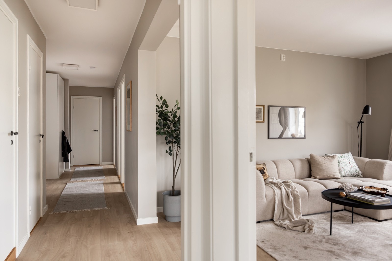 Du ønskes velkommen inn i en lys, innbydende og praktisk entré av god størrelse. Galleribilde
