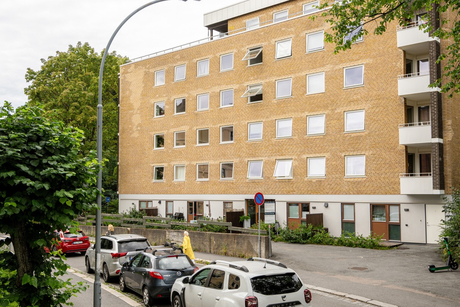Leiligheten har en fin beliggenhet på Bjølsen vis-a-vis Bjølsenparken. Her bor du i frodige omgivelser, samtidig som du har kort avstand til matbutikker og andre servicetilbud, kollektiv transport, hyggelige caféer m.m. Galleribilde