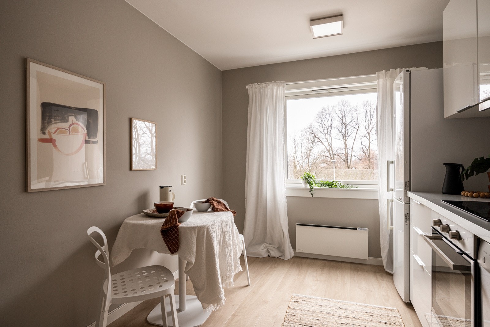 Kjøkkenet er fullt utstyrt med medfølgende hvitevarer som nedfelt platetopp, integrert stekeovn, oppvaskmaskin og kjøleskap med frysedel. Alle hvitevarer medfølger. Det er kjøkkenventilator med kullfilter. Galleribilde