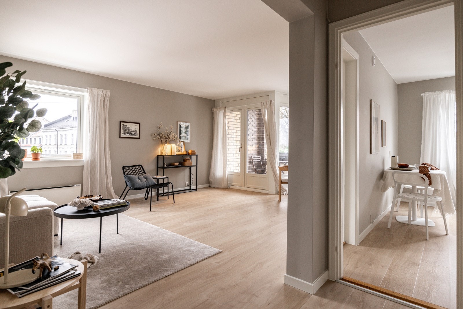 God og moderne standard med pen enstavs laminat på gulv, glatte overflater malt i en innbydende farge og skjult elektrisk anlegg. Galleribilde