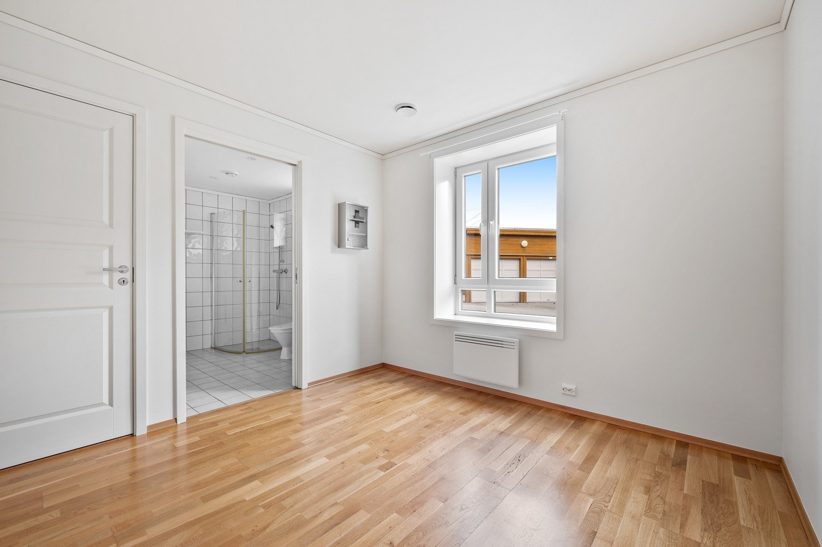 Soverom med skyvedør til bad Galleribilde