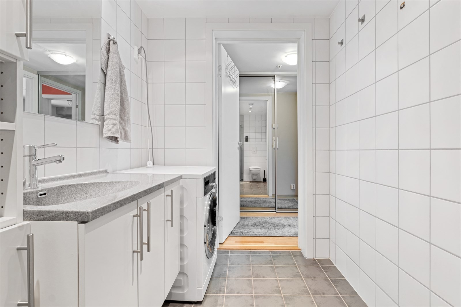 I tillegg er det opplegg for vaskemaskin, samt oppbevaringsplass i skapinnredning. Galleribilde