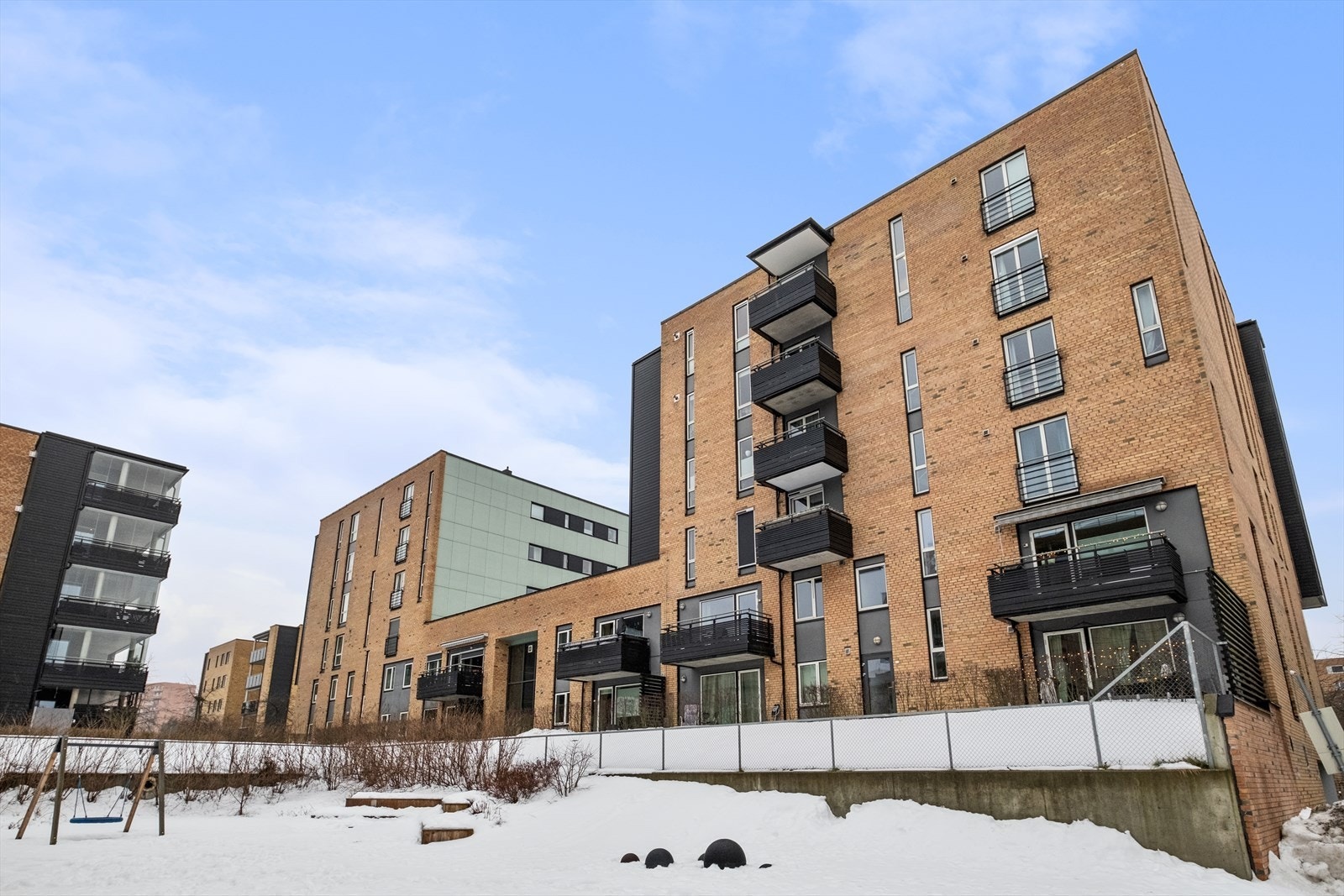 Nærområdet byr på fine grøntområder, butikker, spisesteder, Lørenskog bussterminal mm. Galleribilde
