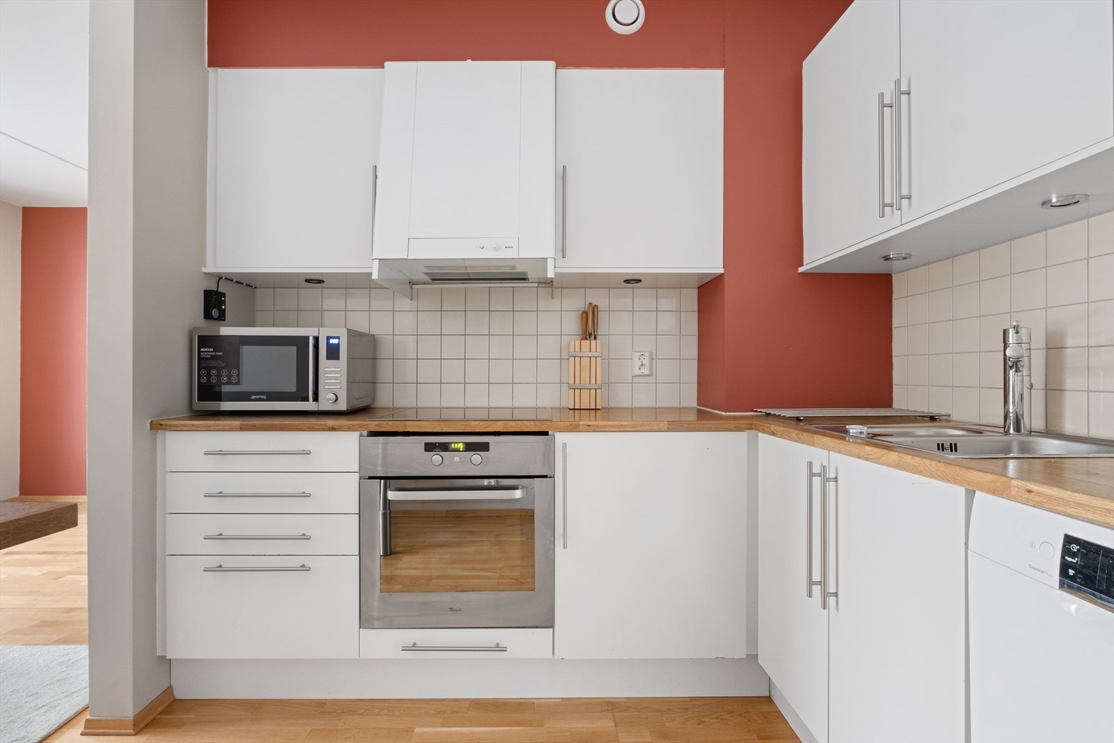 Kjøkkenet har innredning med glatte fronter og benkeplate av laminat. Galleribilde