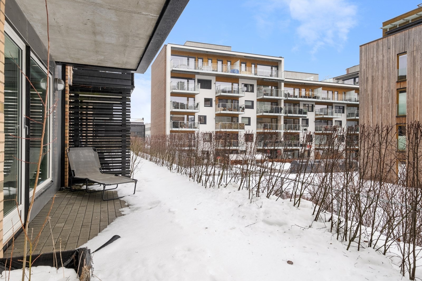 Uteplassen er overbygget, samt skjermet med hekk ut mot fellesområdene. Galleribilde