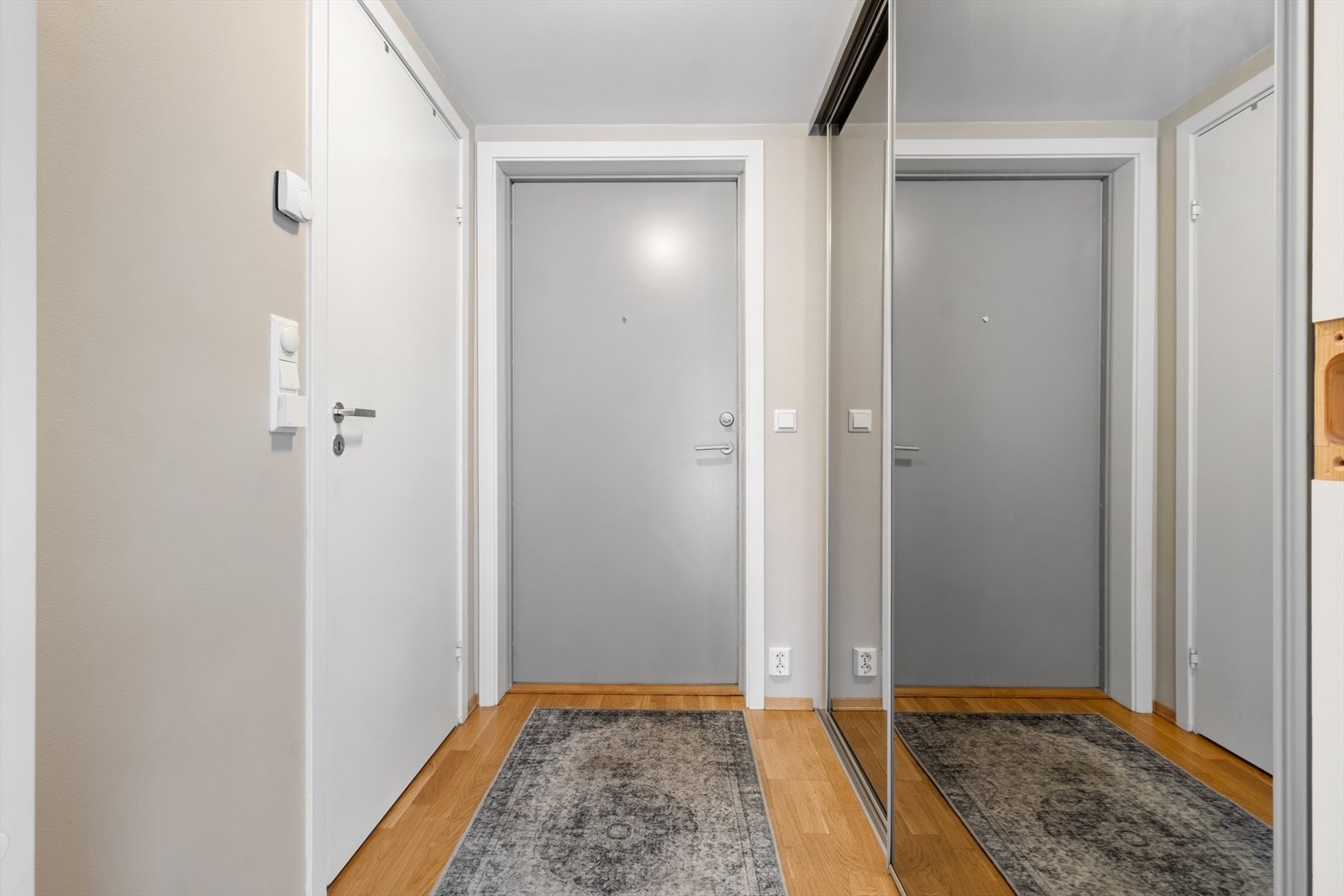 Her er det plass til å henge fra seg yttertøy og sette fra seg sko i en romslig skyvedørsgarderobe med speilfronter. Galleribilde