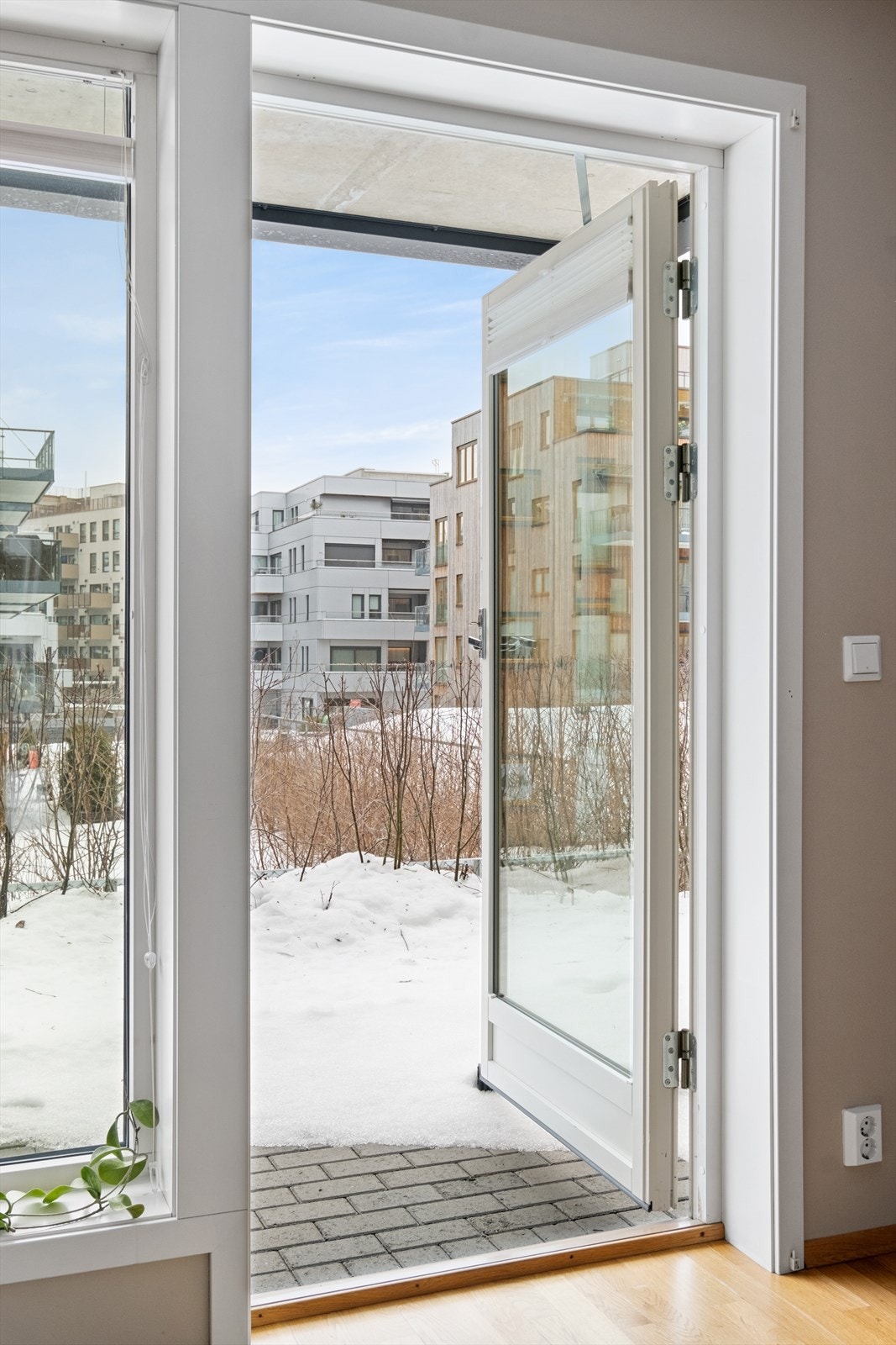 Uteplassen blir som en forlengelse av stuen i sommerhalvåret. Galleribilde