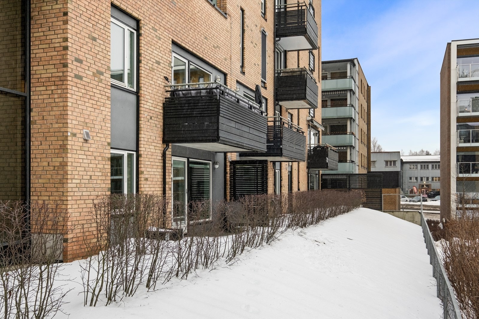 Terrassen er vendt inn mot et pent opparbeidet fellesareale. Galleribilde