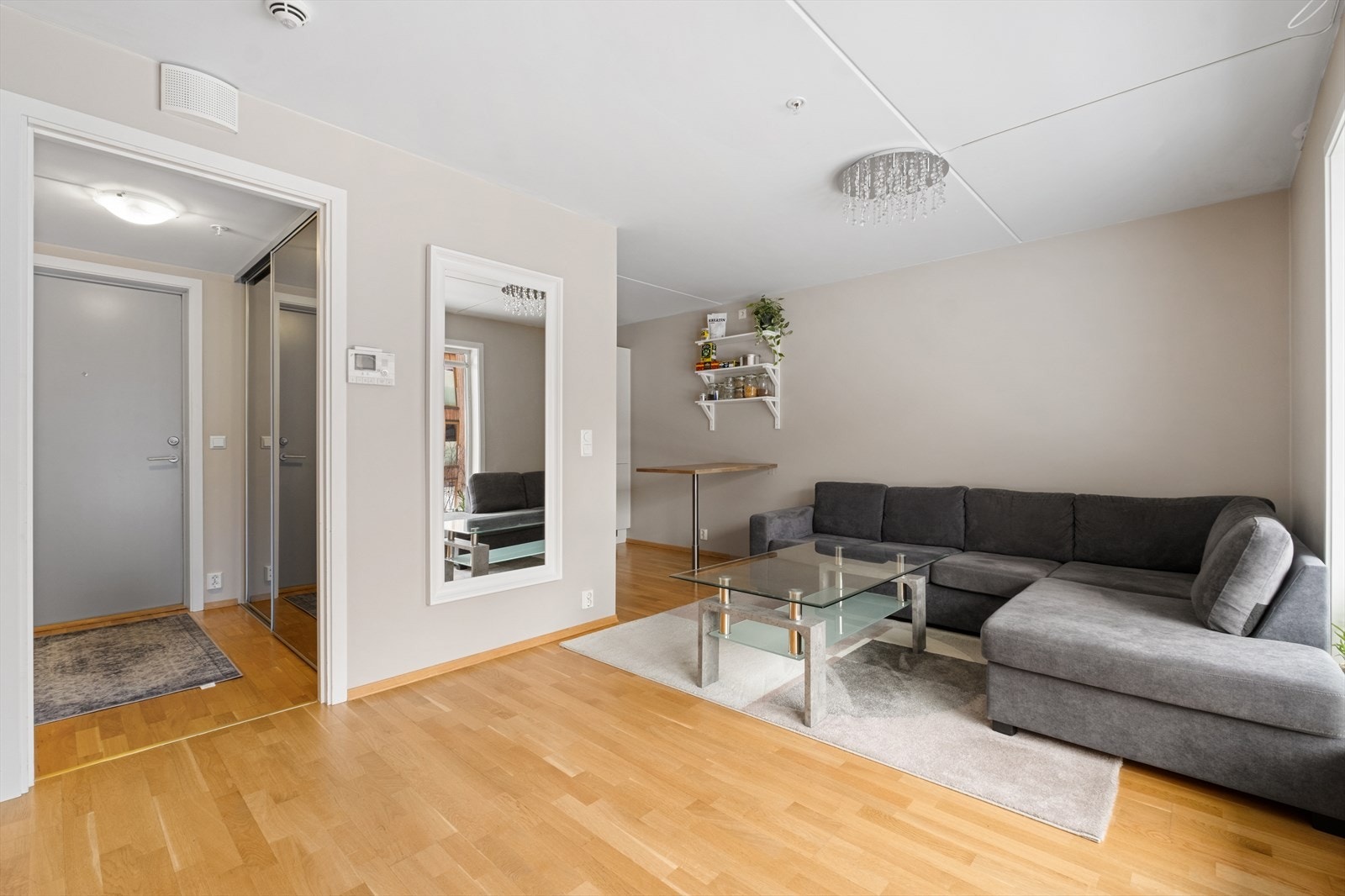 Stuen er av fin størrelse, med åpen løsning mot kjøkkenet. Galleribilde