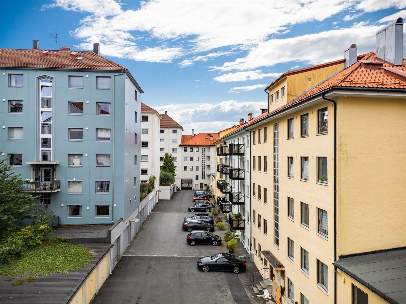 - Borettslaget har noen parkeringsplasser og garasjeplasser som tildeles etter venteliste - Galleribilde