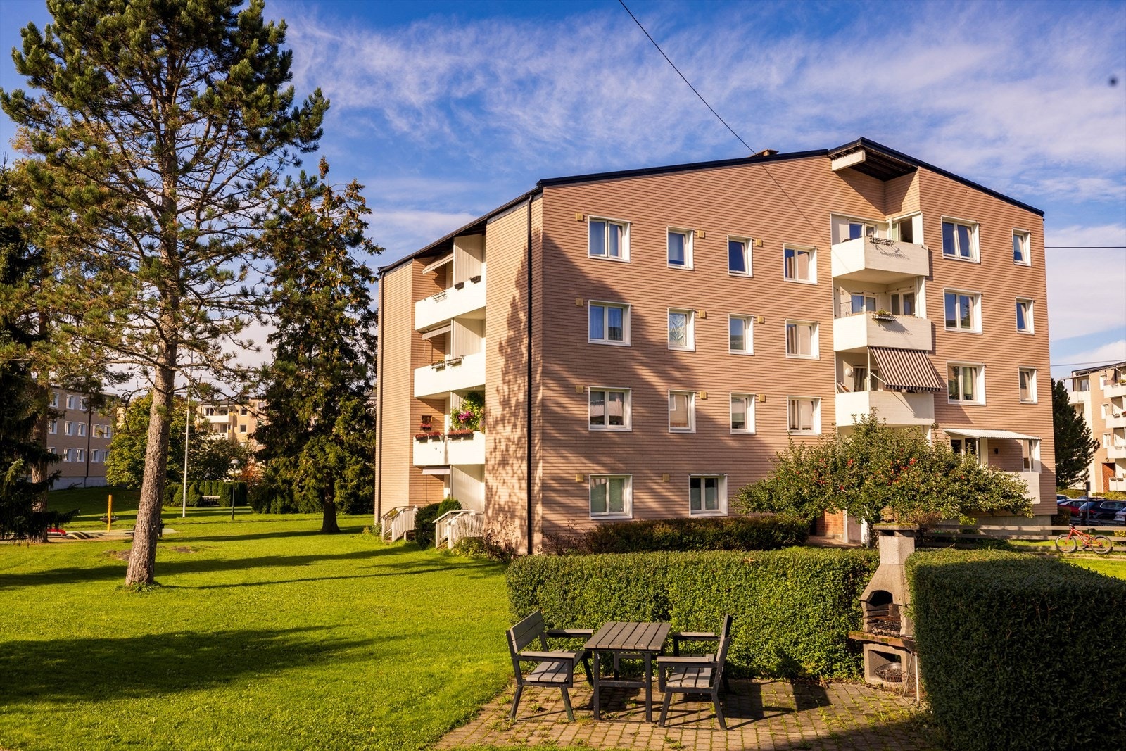 - Pent opparbeidet fellesområde med sittebenker, felles sykkelparkering og flotte grøntområder - Galleribilde