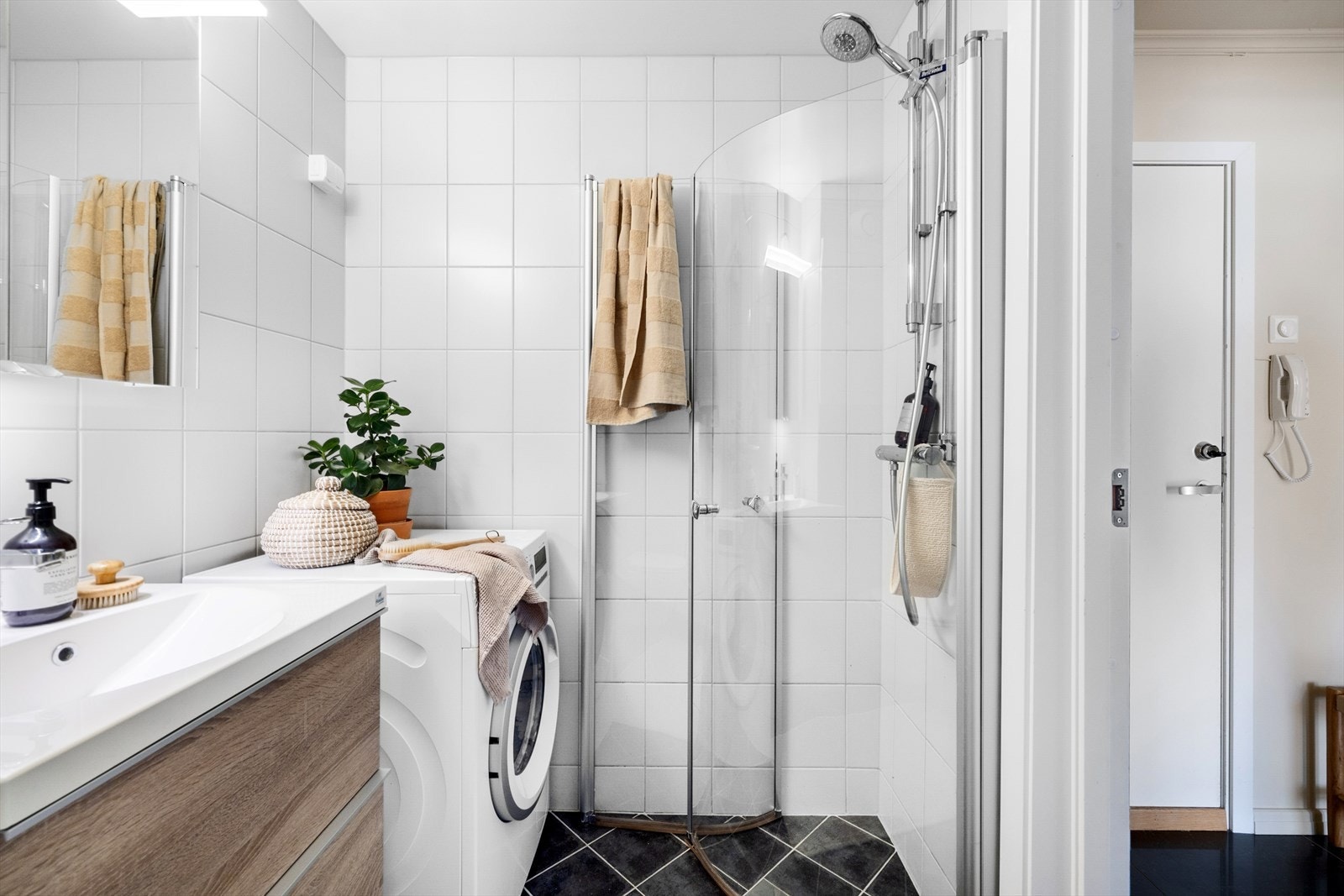 - Baderommet har flislagte overflater med varme i gulv og opplegg for vaskemaskin - Galleribilde