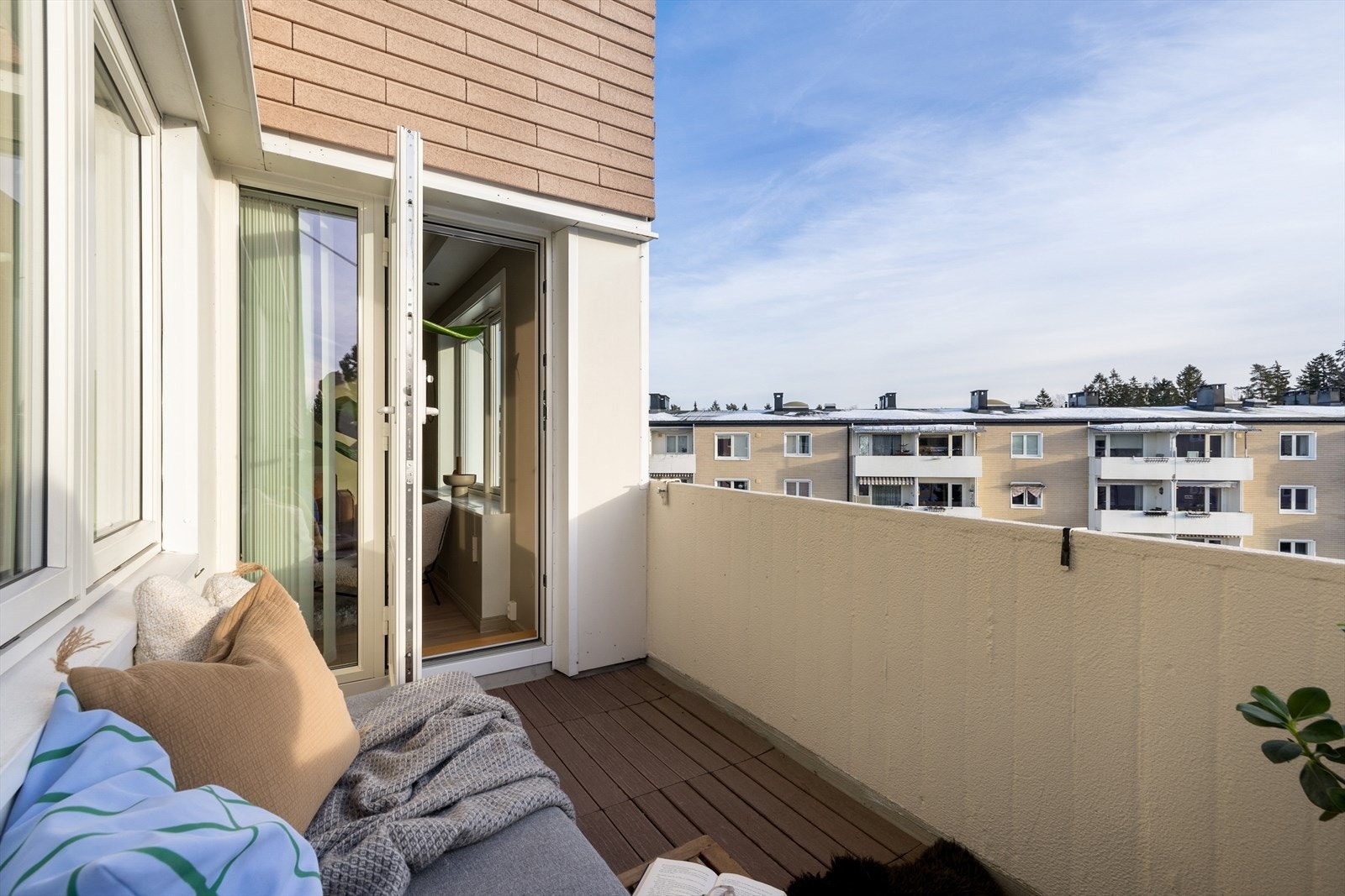 - Fra stuen har du utgang til solrik balkong på ca. 5 kvm - Galleribilde