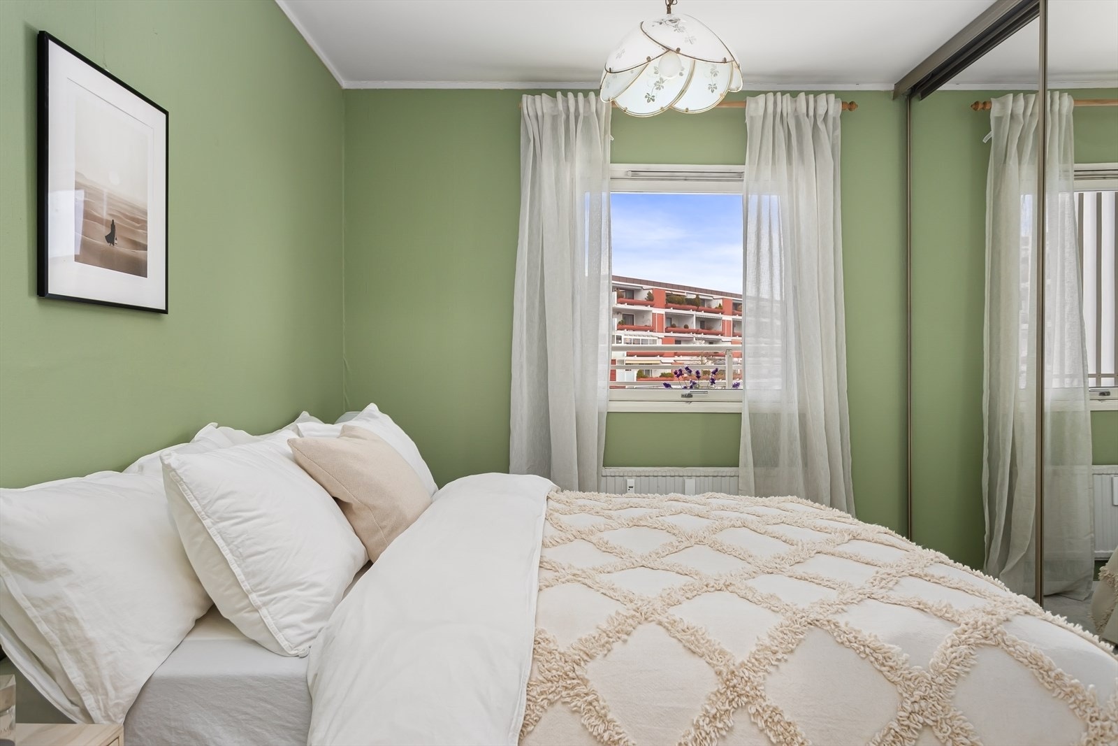 Fra soverommet som har blitt brukt som hovedsoverom. God skapplass Galleribilde