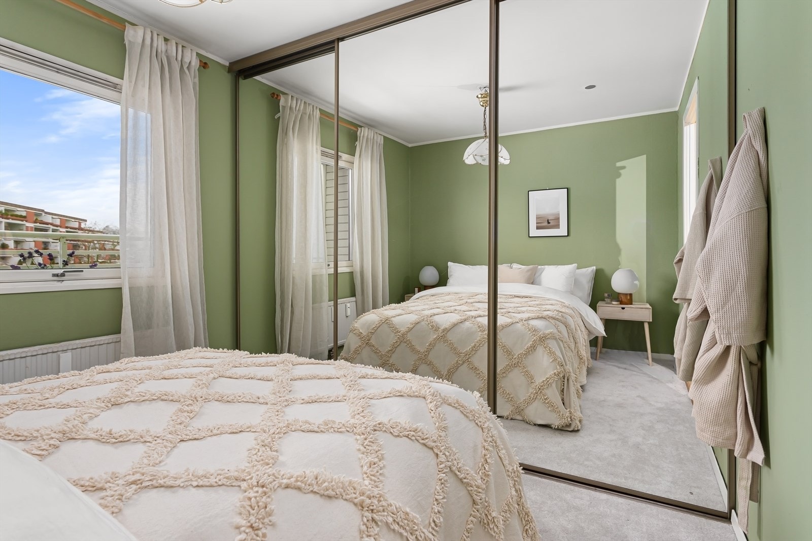 Fra soverom 1. med romslig skyvedørsgarderobe Galleribilde