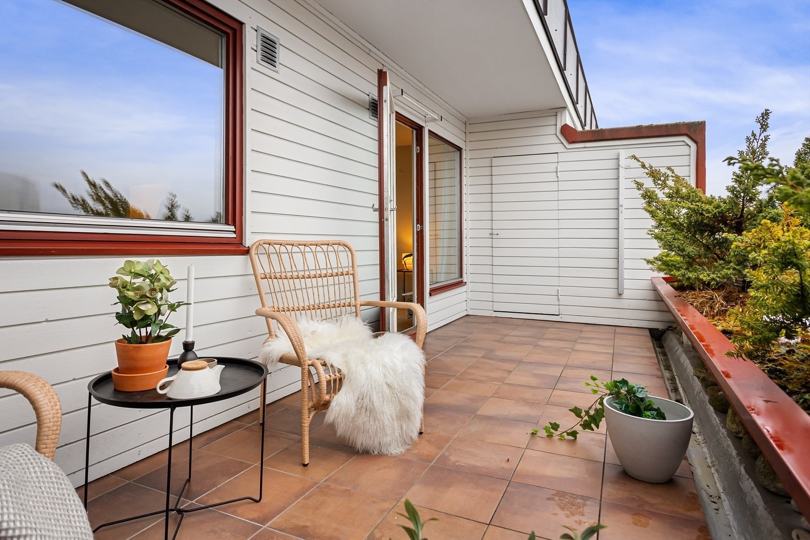 Fra terrassen mot vest med ettermiddag-/kveldssol Galleribilde