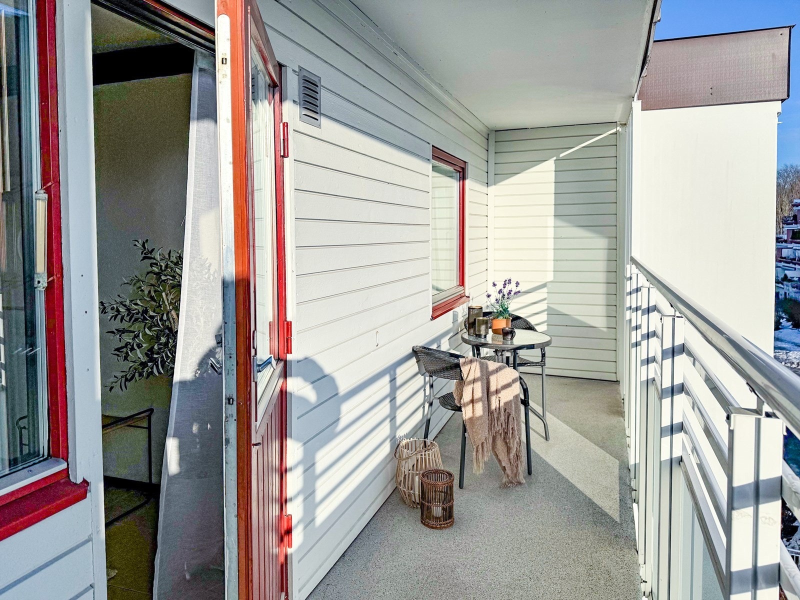 Fra terrassen utenfor kjøkkenet med morgen-/formiddagssol Galleribilde