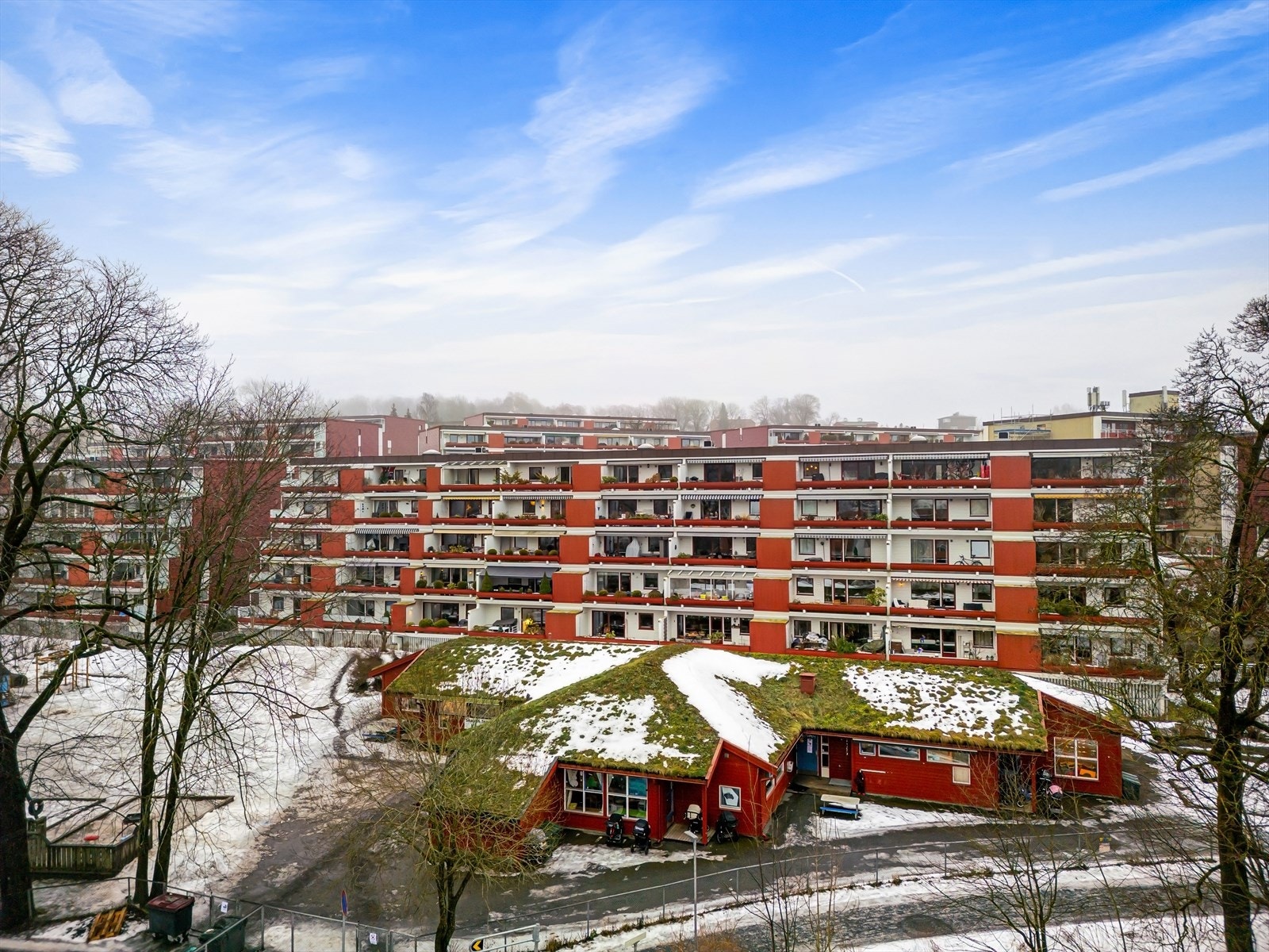Fra blokken mot vest. Barnehage i front Galleribilde