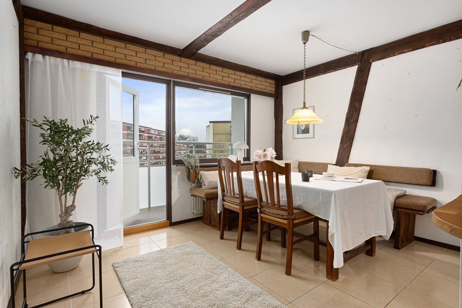 Romslig spisekjøkken med utgang terrasse med morgen-/formiddag sol Galleribilde