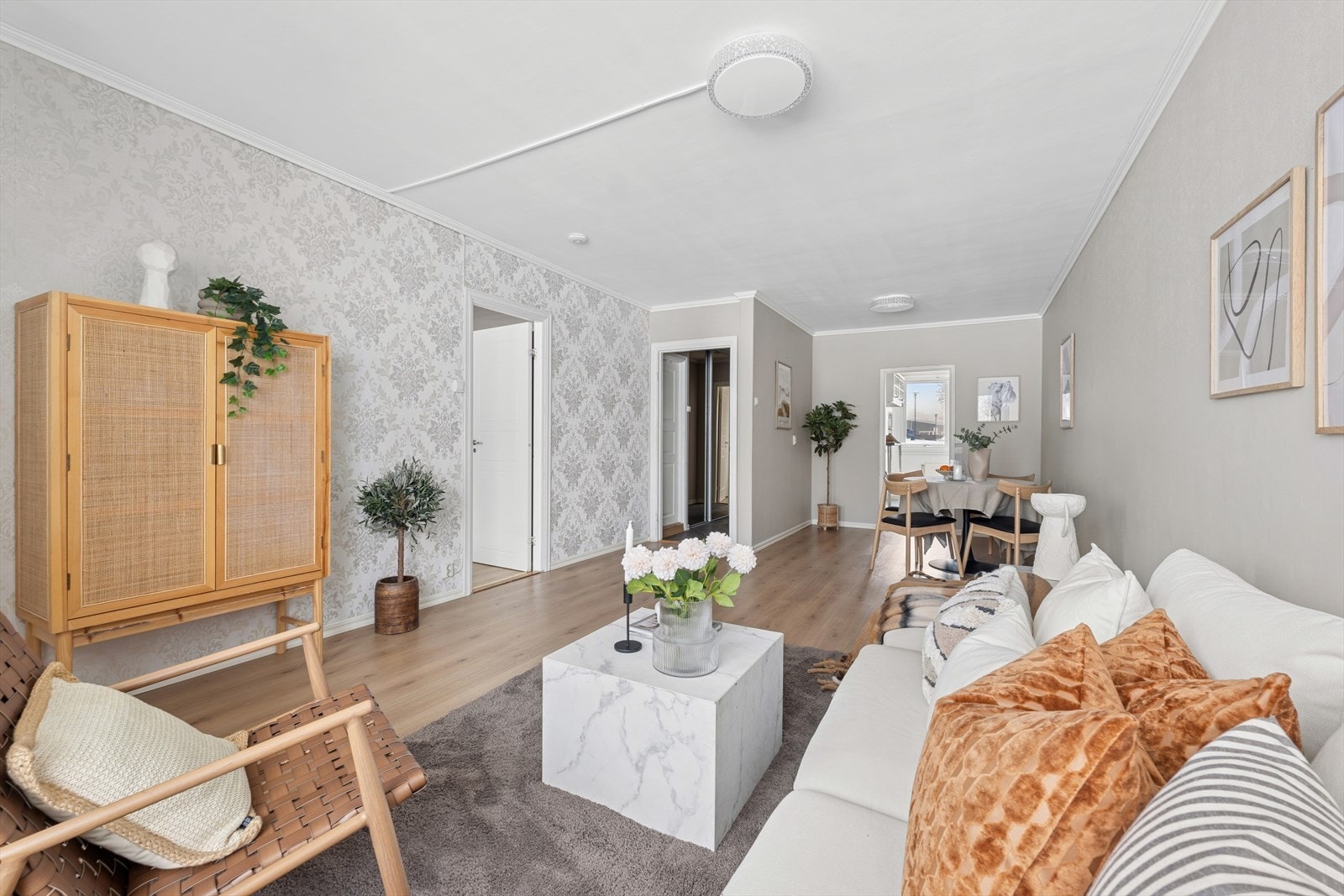 Her er det god plass til både sofa og spiseseksjon. Galleribilde