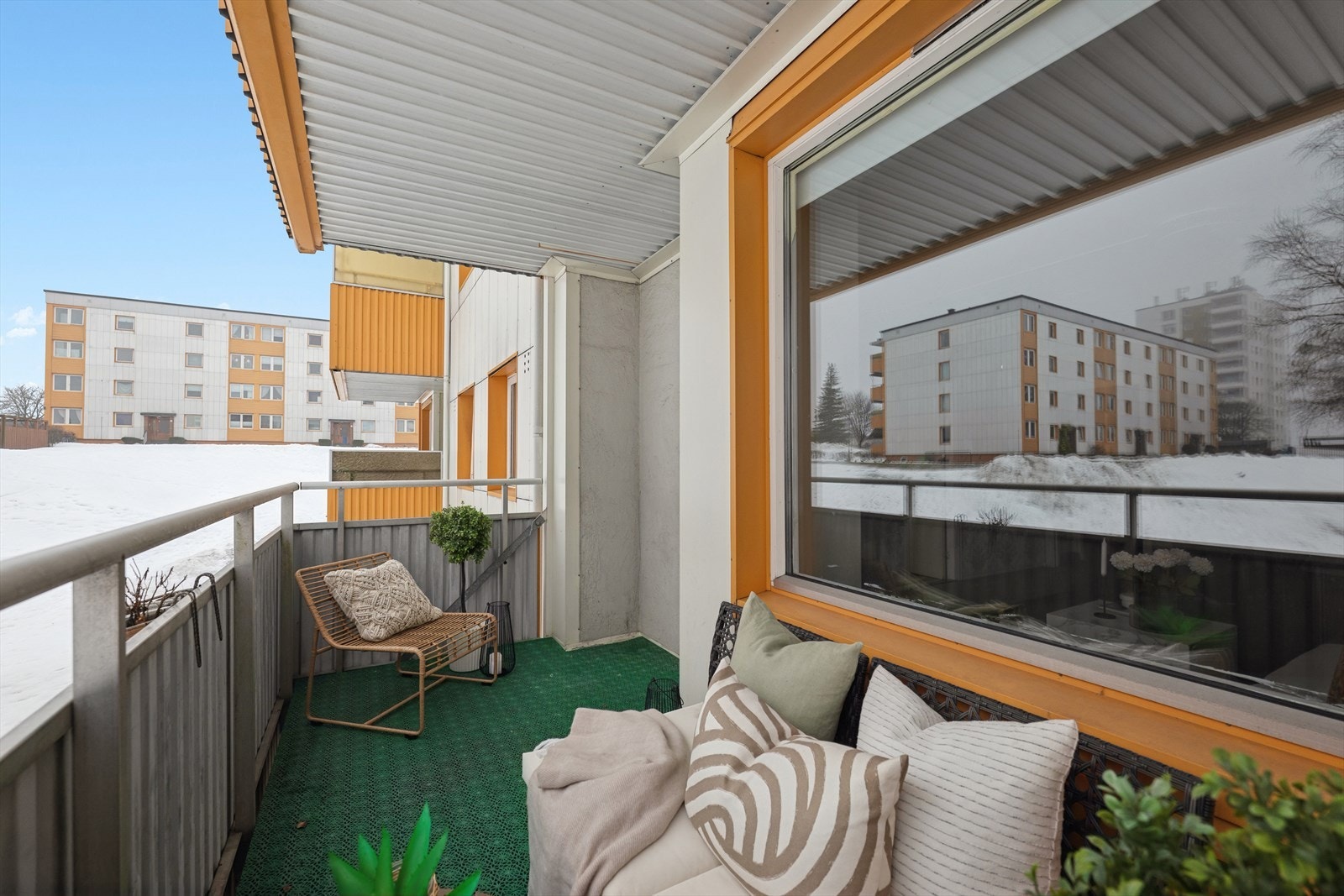 En koselig, balkong, med en innbydende sittegruppe. Perfekt for en avslappende kveld. Galleribilde