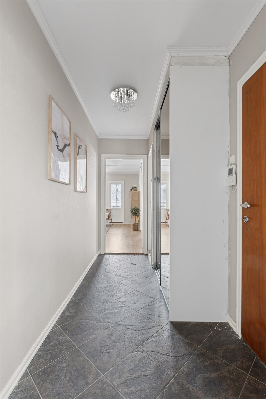 Velkommen inn! Du blir møtt ved en lys og hyggelig entré med plass til å henge fra seg yttertøyet. Dørcalling er montert på vegg. Galleribilde