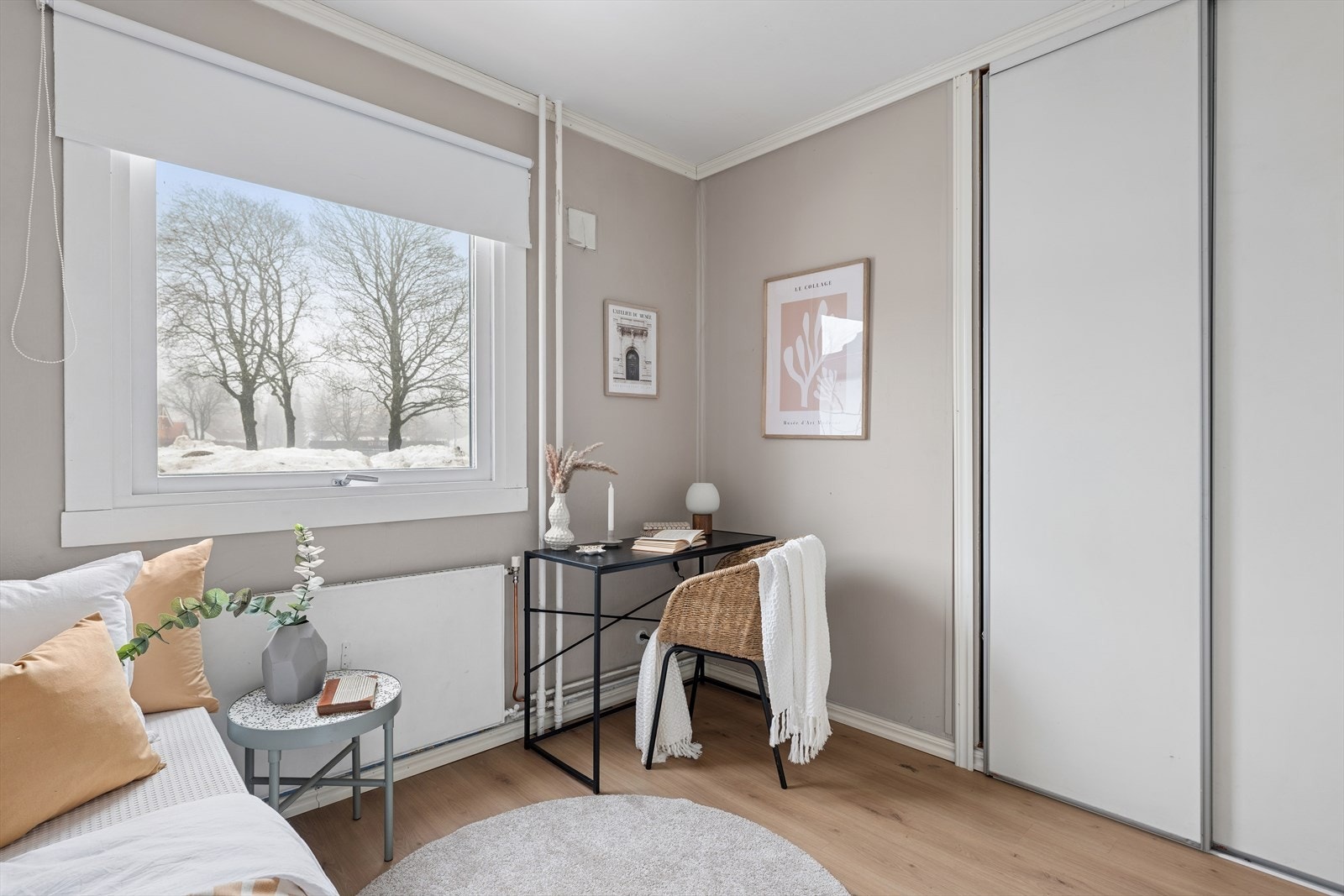 Her får du oppbevaringsplass i garderoben og til tilhørende møblement. Galleribilde