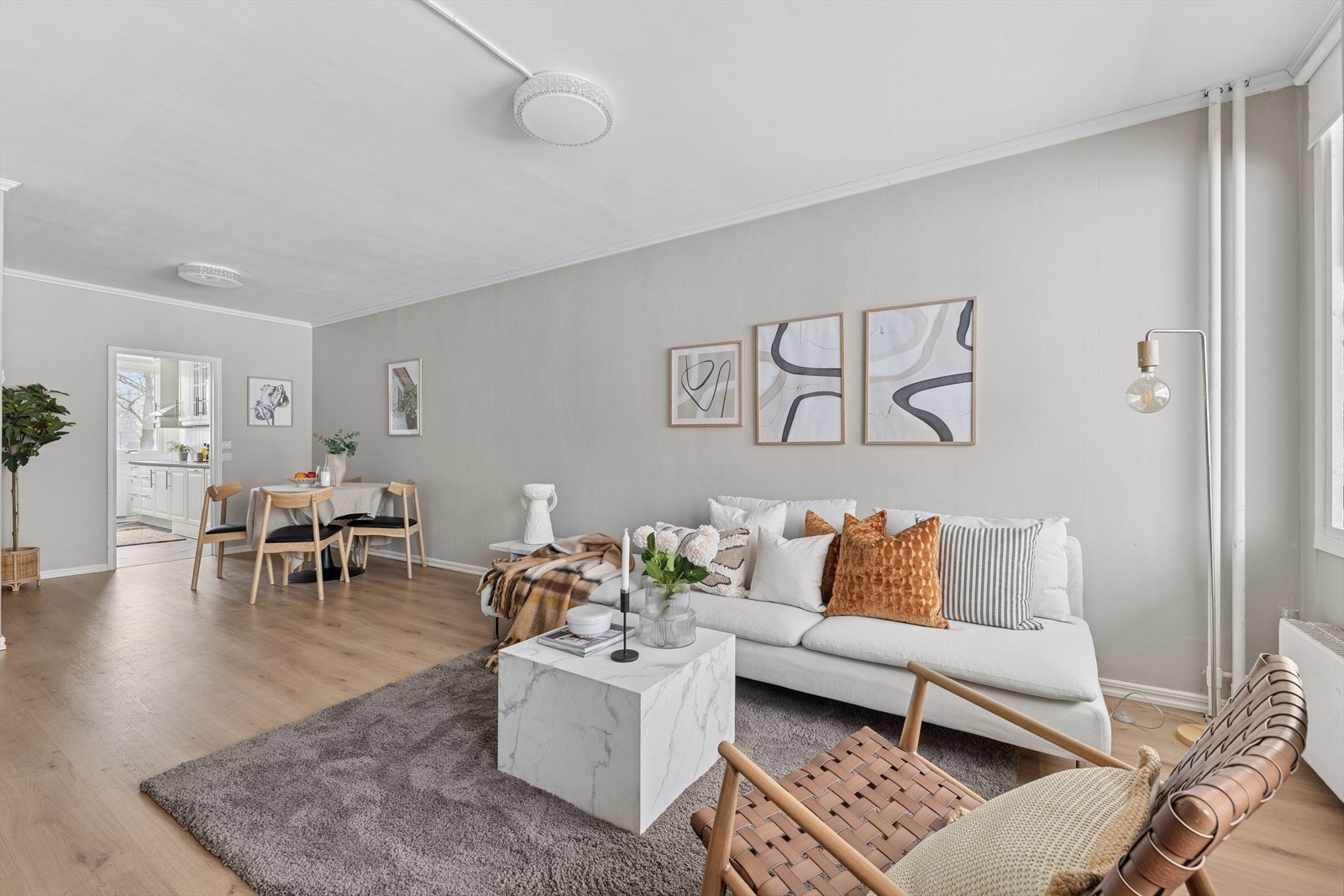 Stuen oppleves som lys og romslig med store vindusflater som slipper inn rikelig med naturlig lys. Galleribilde